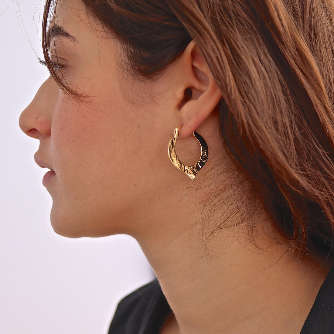 עגילי חישוק לוטוס מזהב 14 קראט בעבודת יד, עיצוב טקסטורה