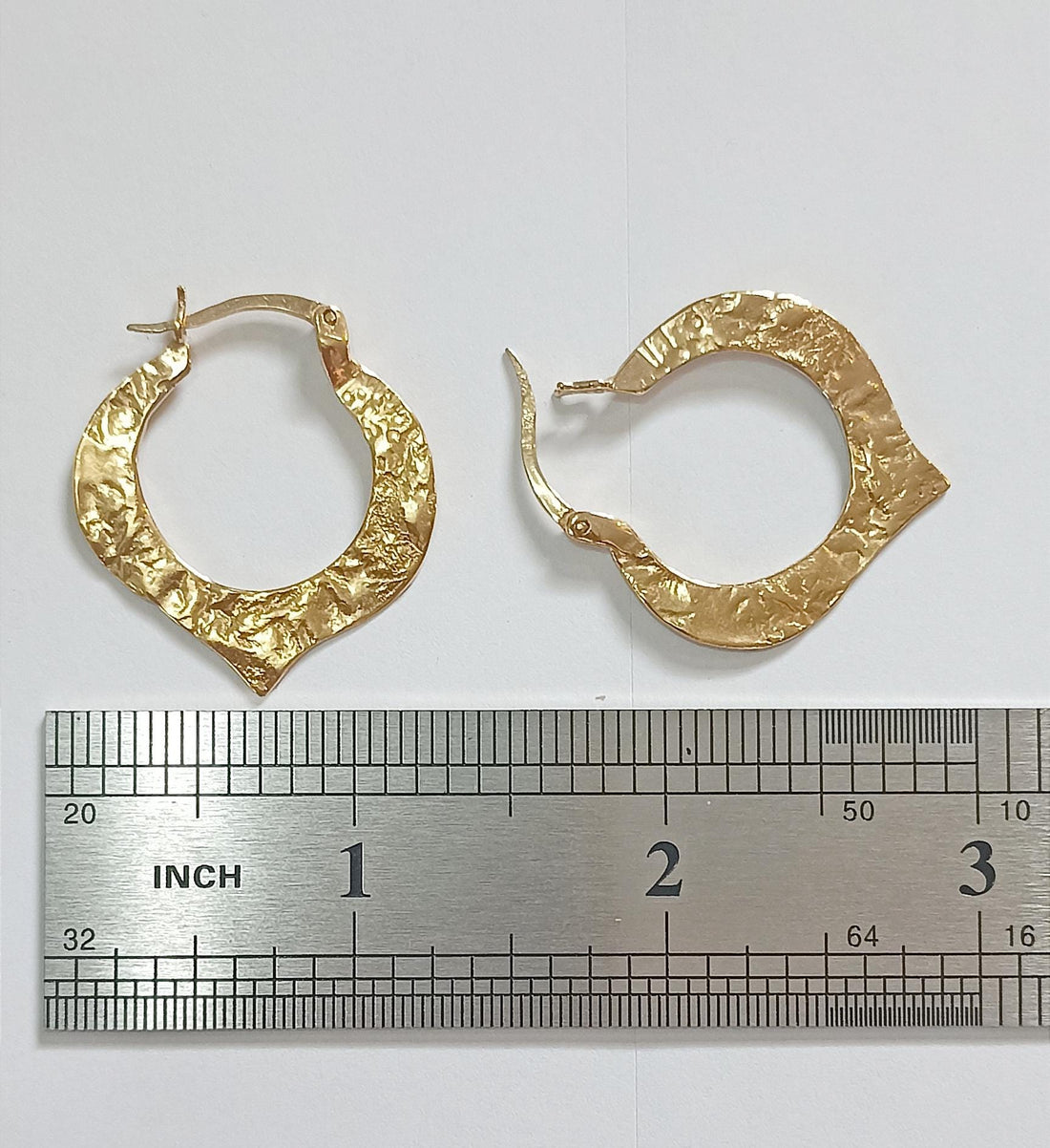 עגילי חישוק לוטוס מזהב 14 קראט בעבודת יד, עיצוב טקסטורה