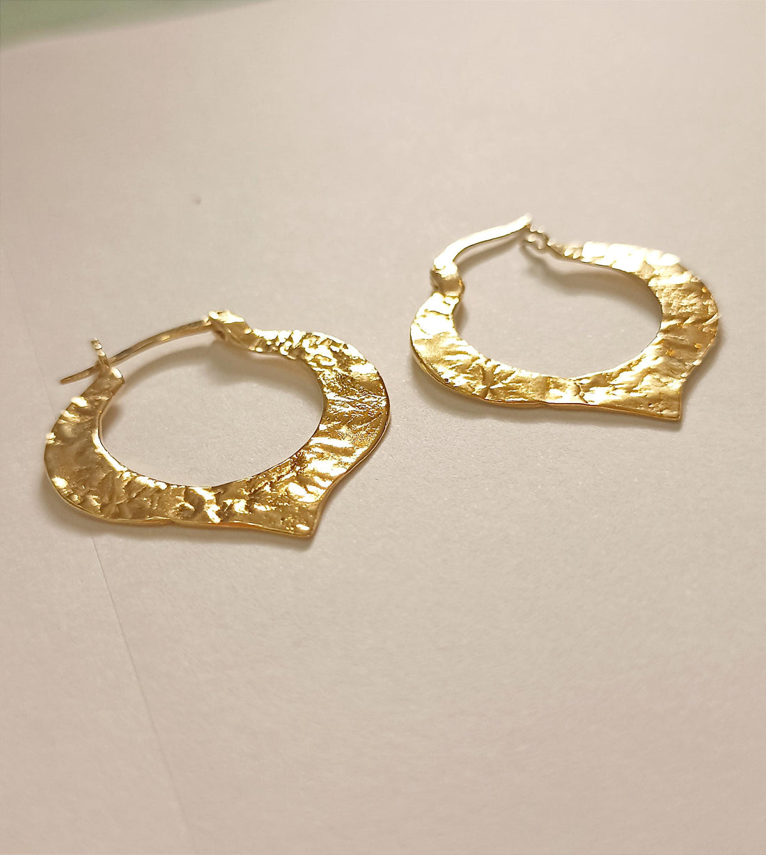 עגילי חישוק זהב גדולים בעבודת יד של לוטוס