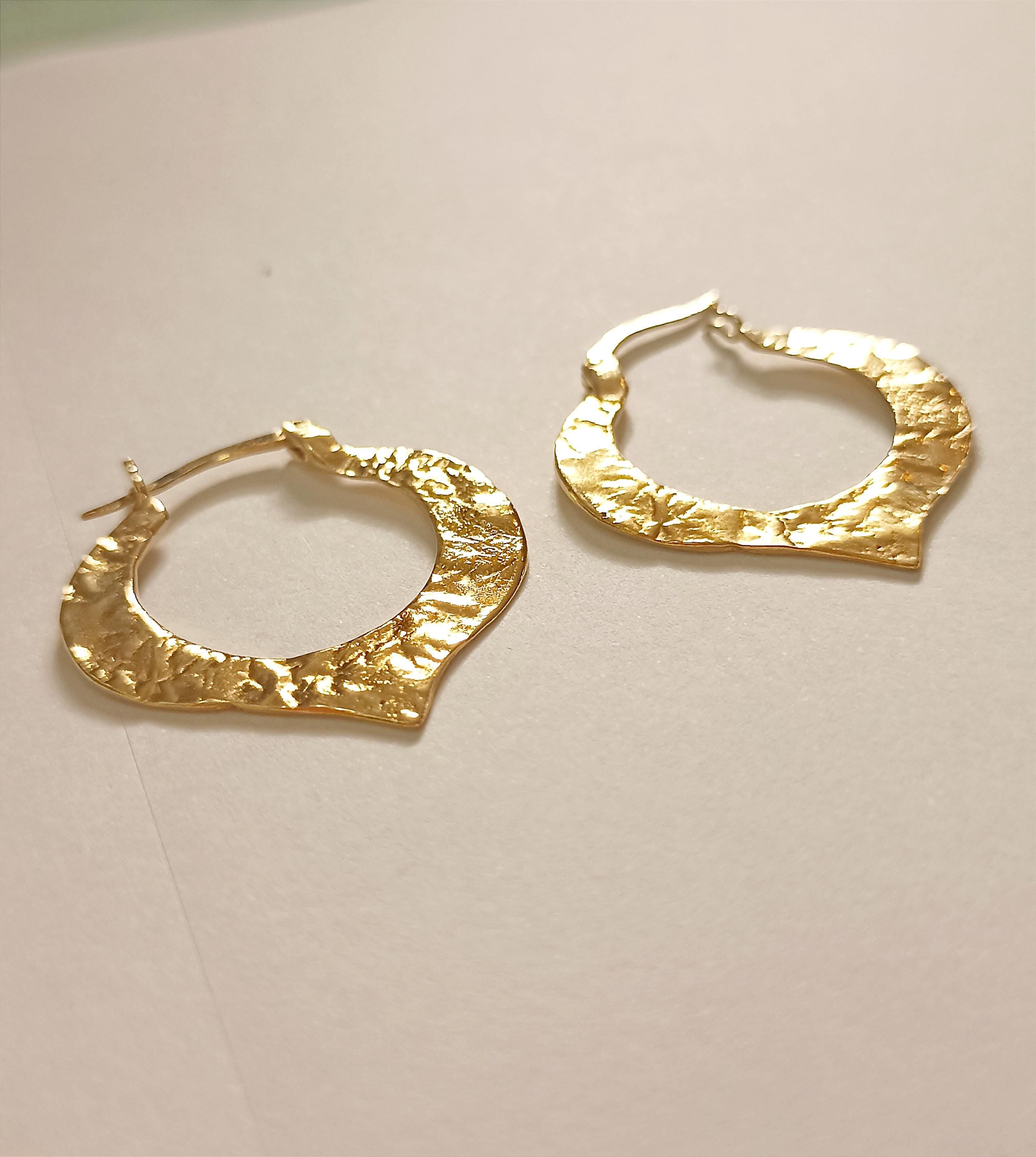 עגילי חישוק לוטוס מזהב 14 קראט בעבודת יד, עיצוב טקסטורה