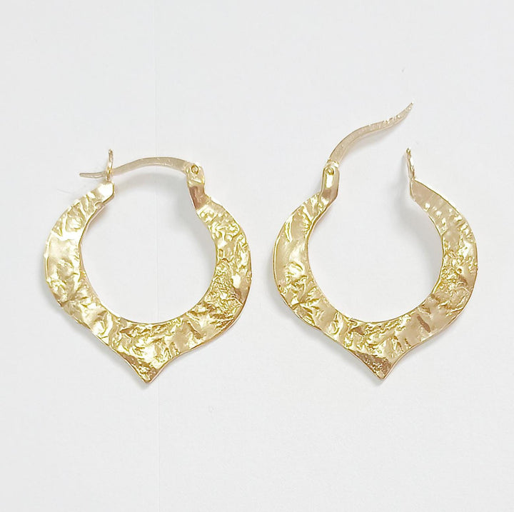 עגילי חישוק זהב גדולים בעבודת יד של לוטוס