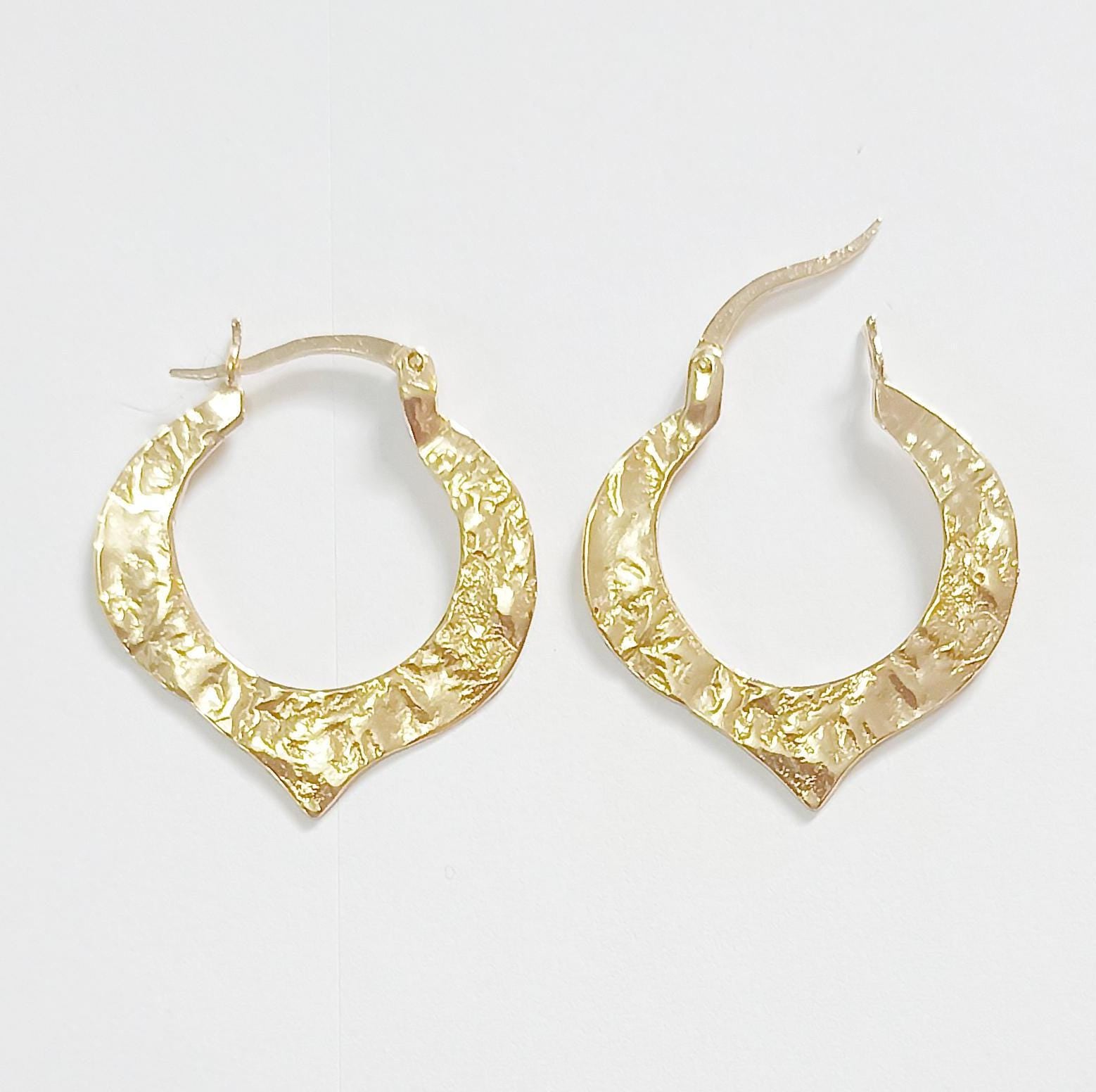 עגילי חישוק לוטוס מזהב 14 קראט בעבודת יד, עיצוב טקסטורה