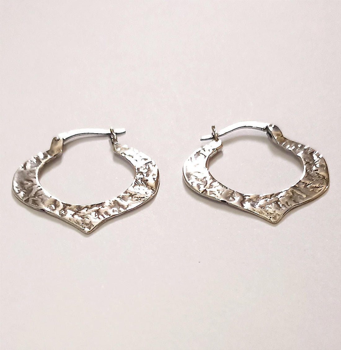 עגילי חישוק כסף לוטוס, עגילי חישוק גדולים בעבודת יד מכסף סטרלינג 925