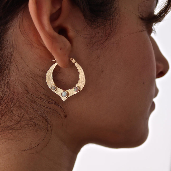 עגילי חישוק זהב לוטוס עם אופל, עגילי חישוק בעבודת יד משובצים באבני חן