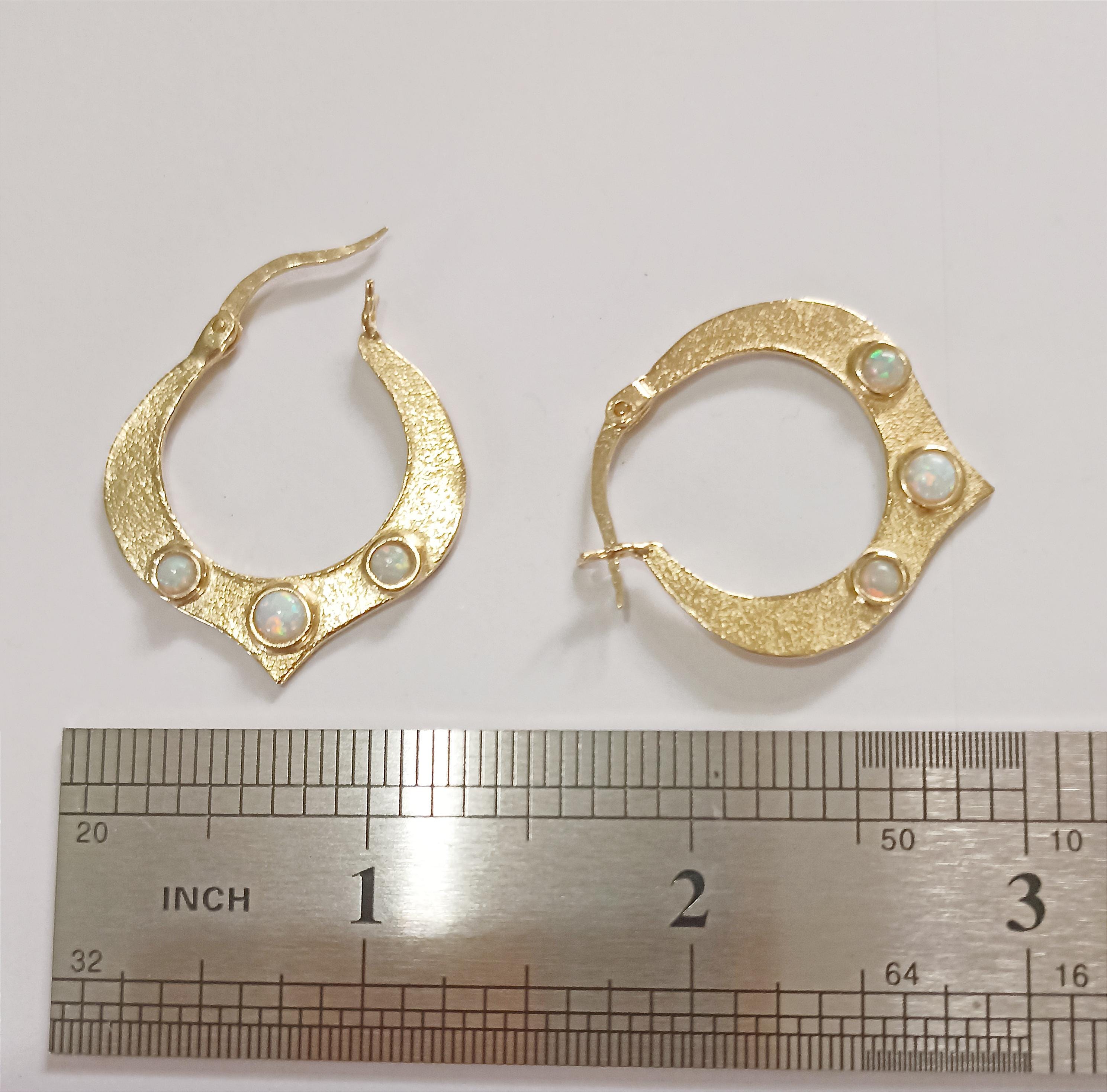 עגילי חישוק זהב לוטוס עם אופל, עגילי חישוק בעבודת יד משובצים באבני חן