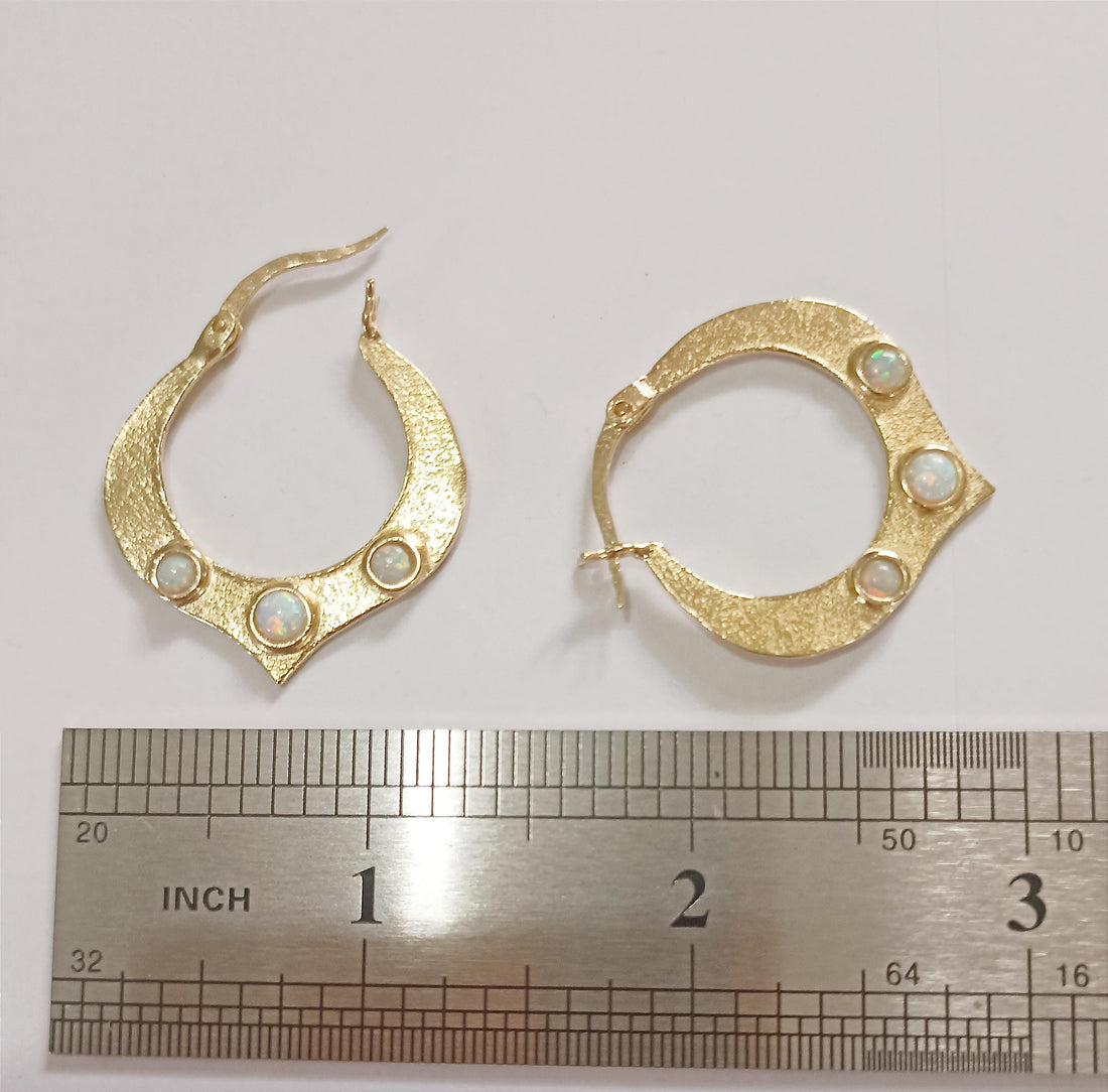 עגילי חישוק זהב לוטוס עם אופל, עגילי חישוק בעבודת יד משובצים באבני חן