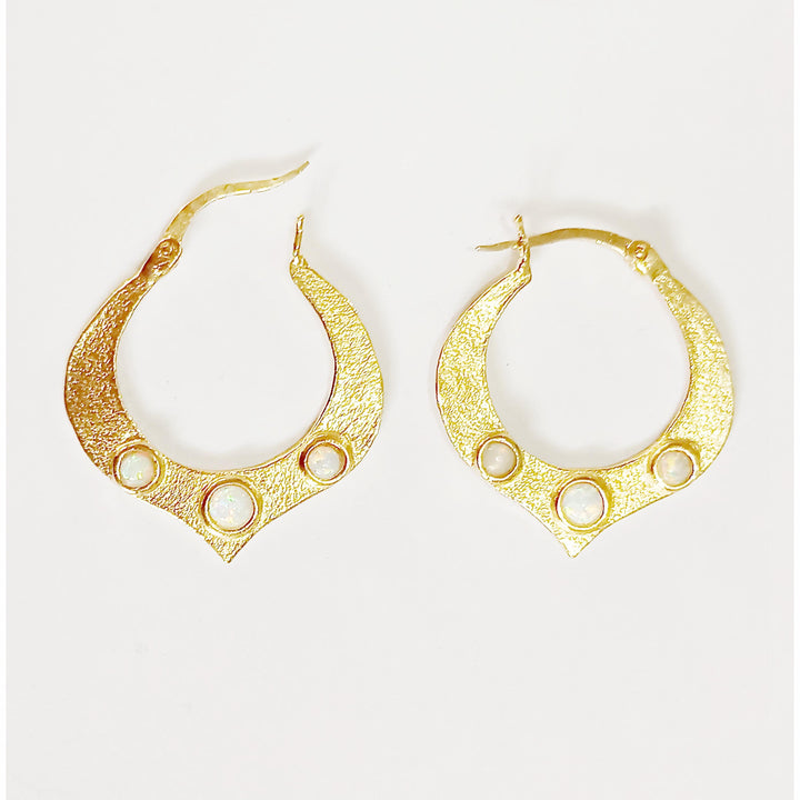 עגילי חישוק זהב לוטוס עם אופל, עגילי חישוק בעבודת יד משובצים באבני חן