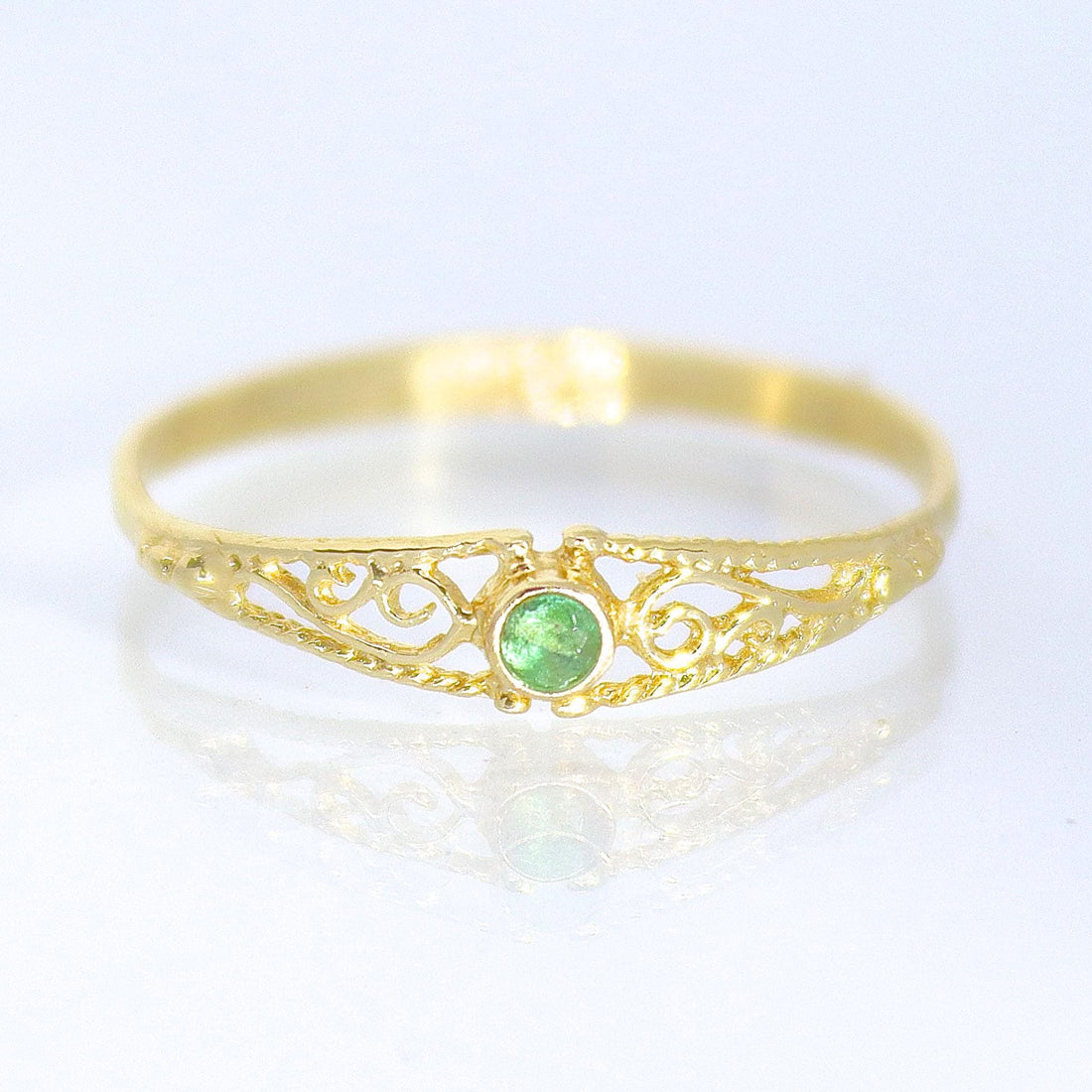 טבעת פיליגרן מזהב 14 קראט משובצת אמרלד