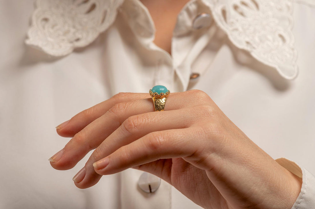 טבעת אמטיסט גדולה משובצת זהב