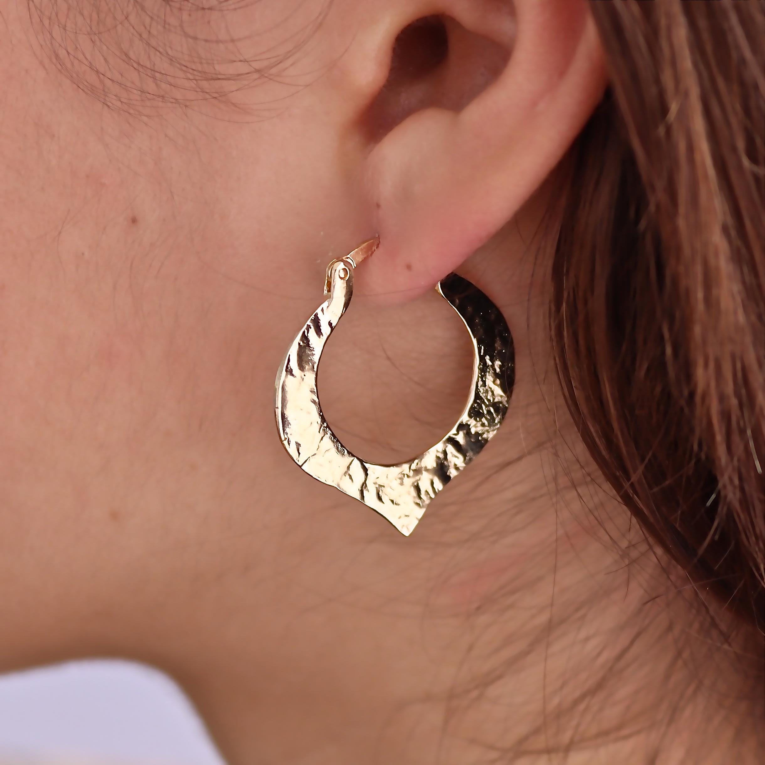 עגילי חישוק זהב גדולים בעבודת יד של לוטוס