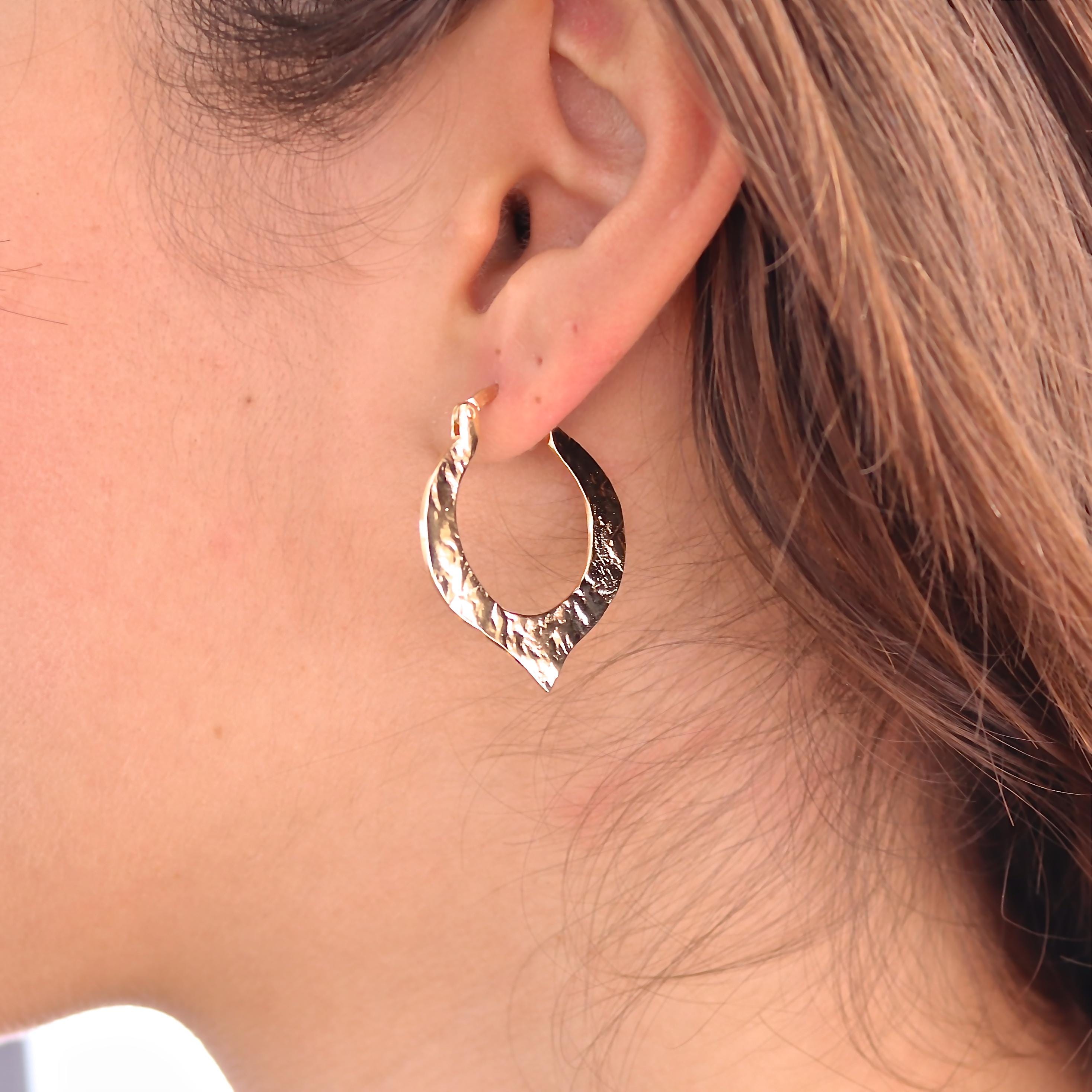 עגילי חישוק לוטוס מזהב 14 קראט בעבודת יד, עיצוב טקסטורה