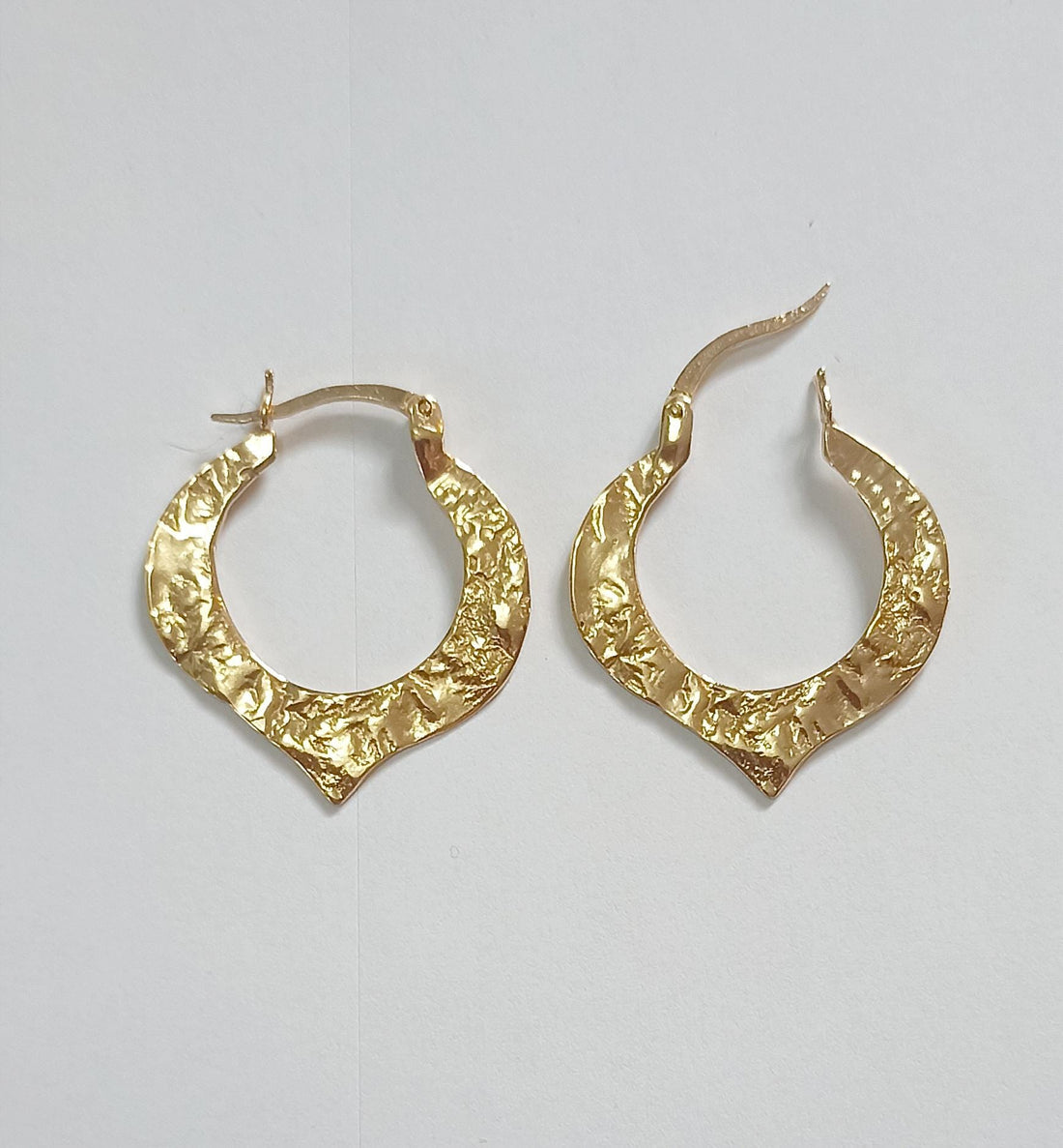 עגילי חישוק לוטוס מזהב 14 קראט בעבודת יד, עיצוב טקסטורה