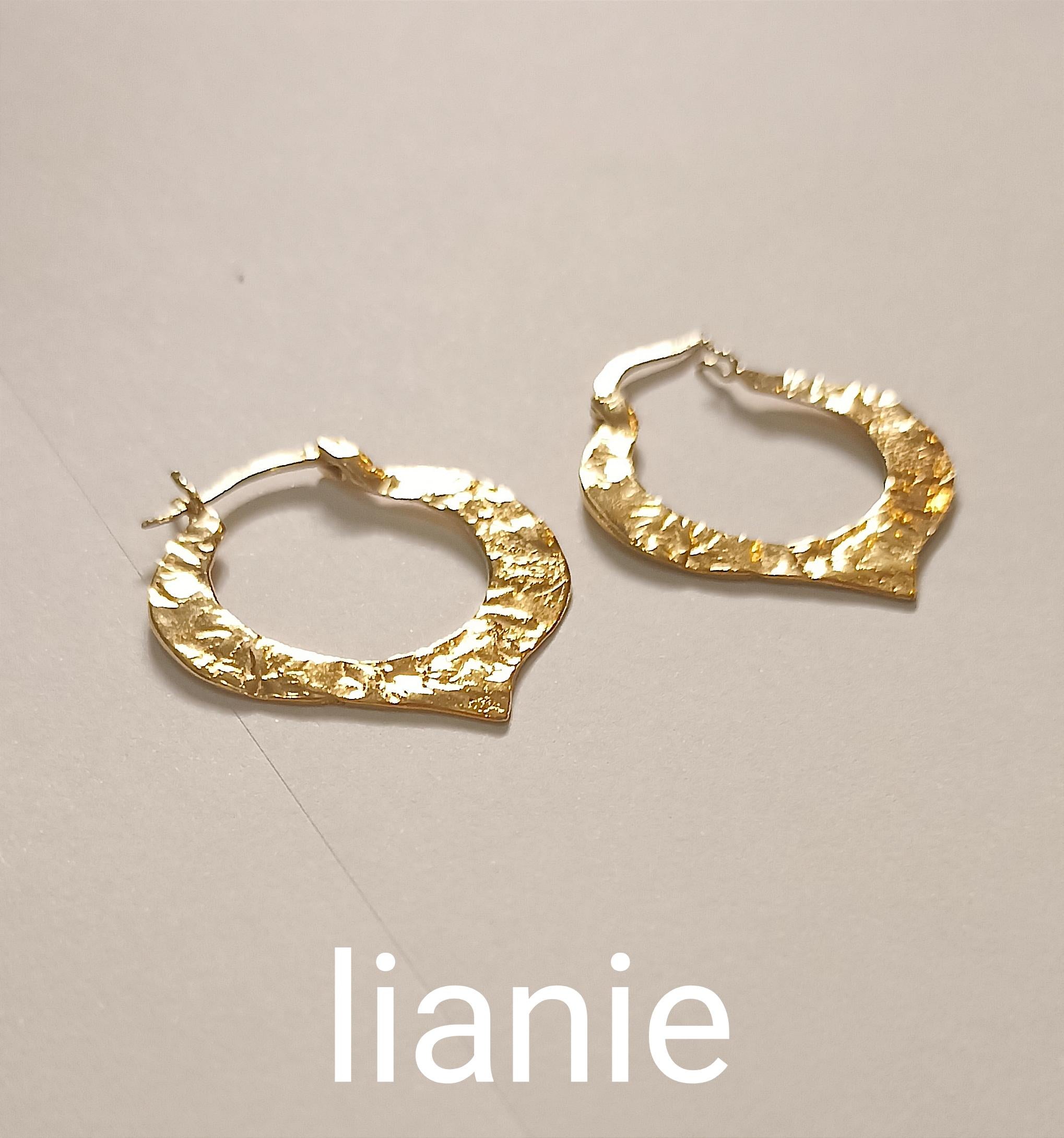 עגילי חישוק זהב גדולים בעבודת יד של לוטוס