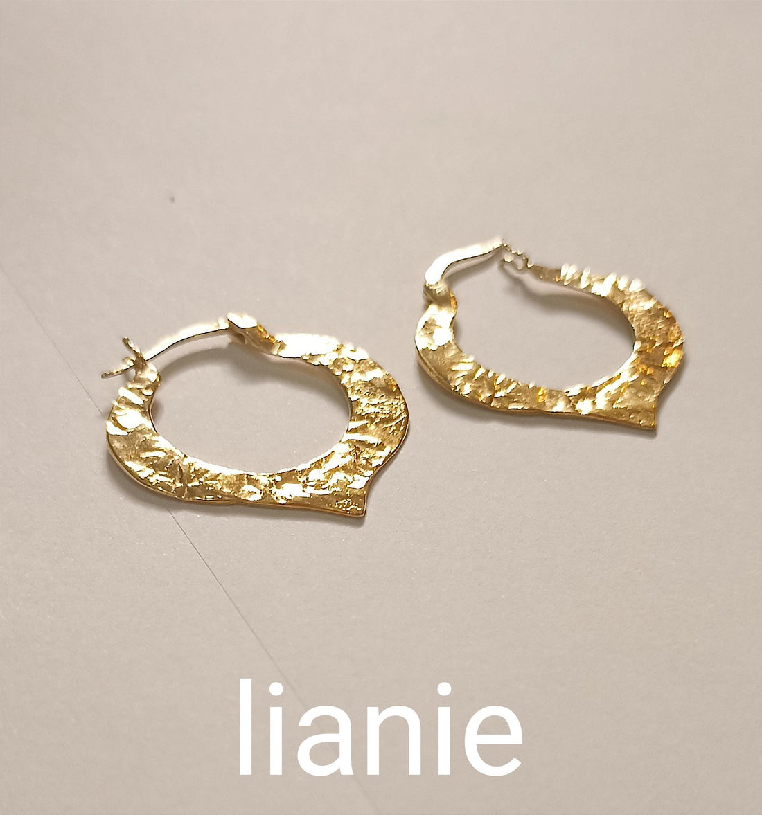 עגילי חישוק לוטוס מזהב 14 קראט בעבודת יד, עיצוב טקסטורה