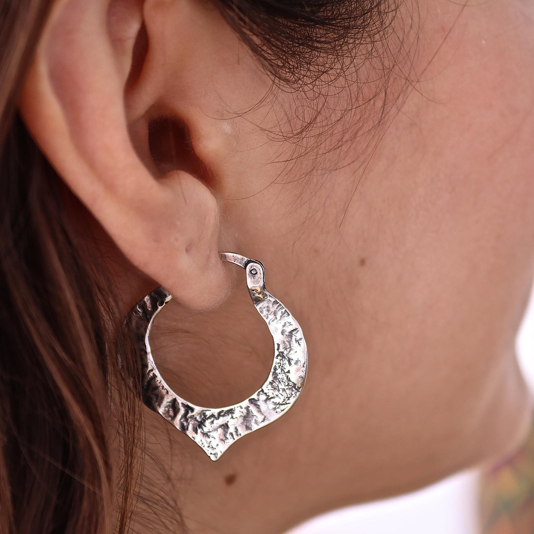 עגילי חישוק כסף לוטוס, עגילי חישוק גדולים בעבודת יד מכסף סטרלינג 925