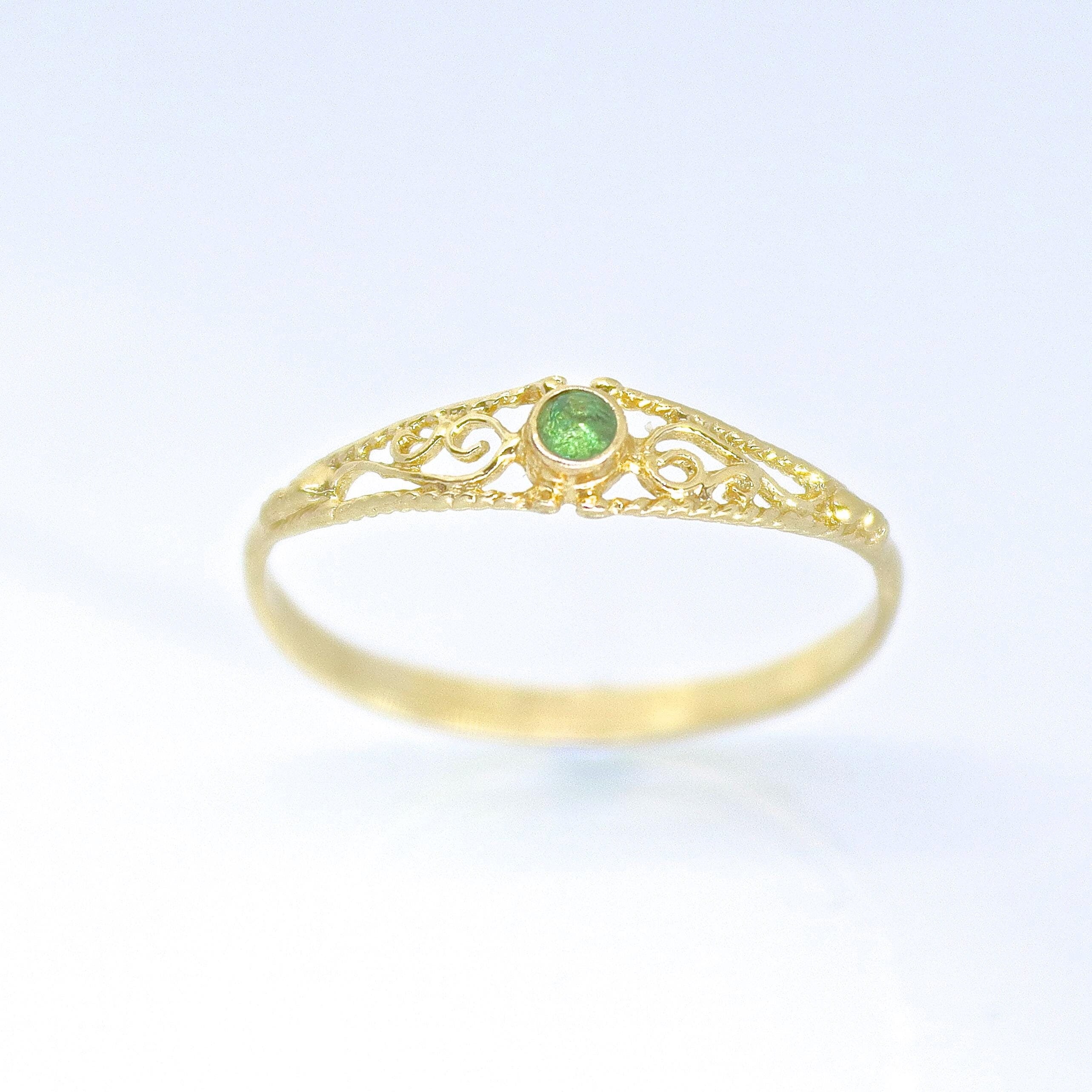 טבעת פיליגרן מזהב 14 קראט משובצת אמרלד