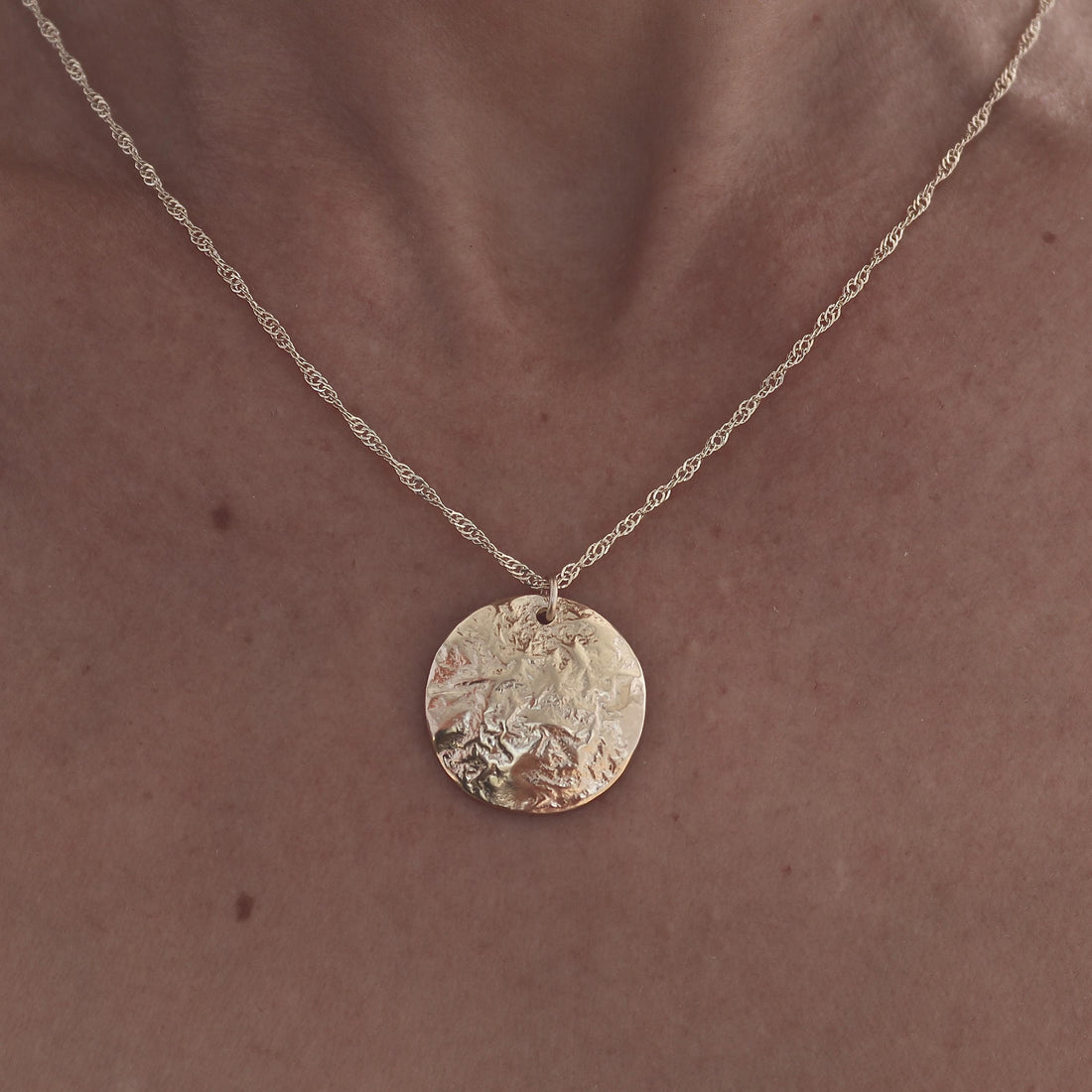 שרשרת דיסקית זהב עם טקסטורה, תליון כיפה