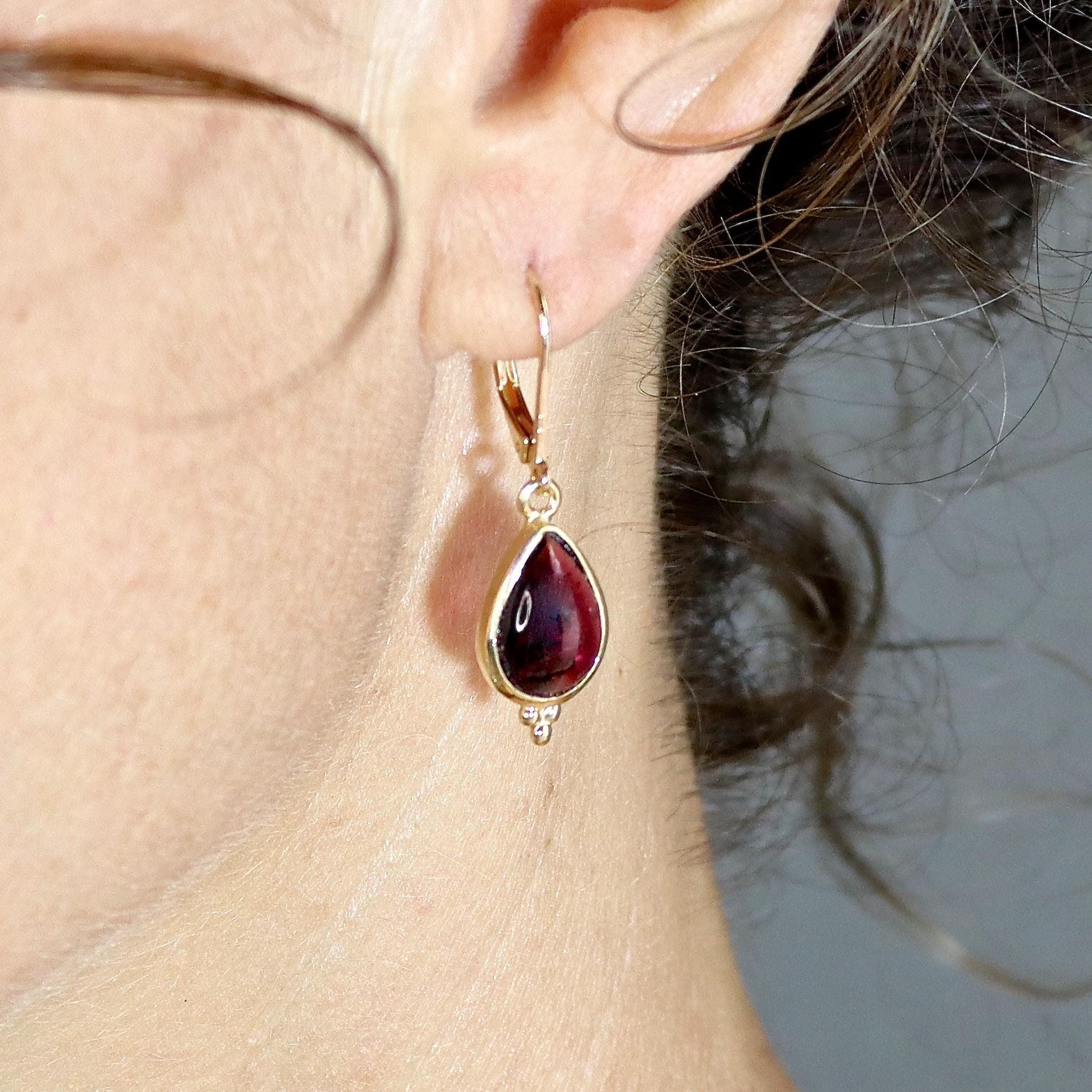 עגילי זהב משובצים בגרנט, עגיל תלוי משובץ בגרנט מזהב 14 קראט