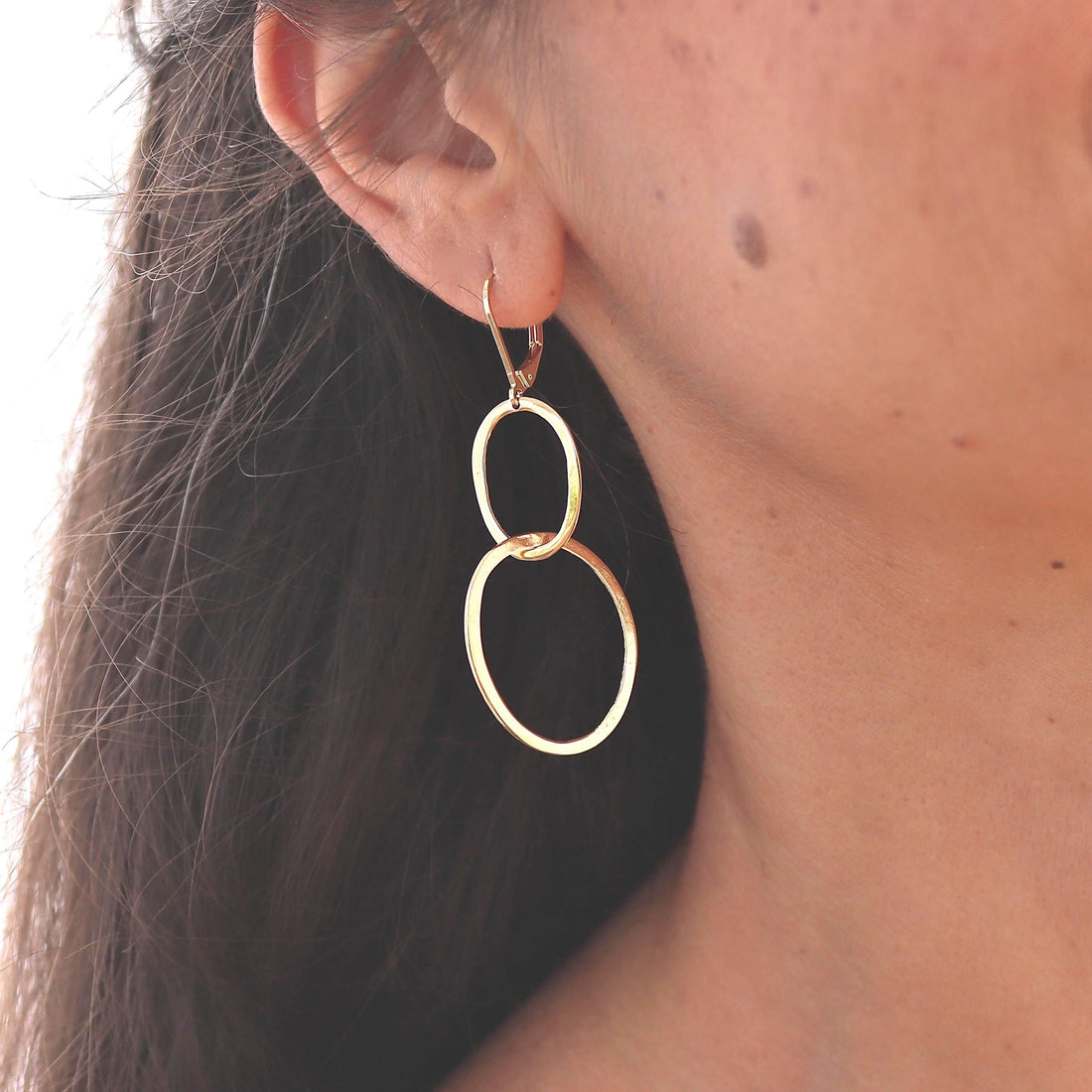 עגילי חישוק תלויים בזהב: תכשיטים מודרניים בעבודת יד ליומיום