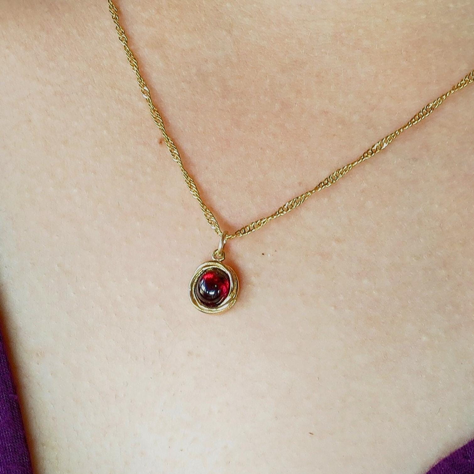 שרשרת תליון אבן שחורה קטנה מזהב 14 קראט