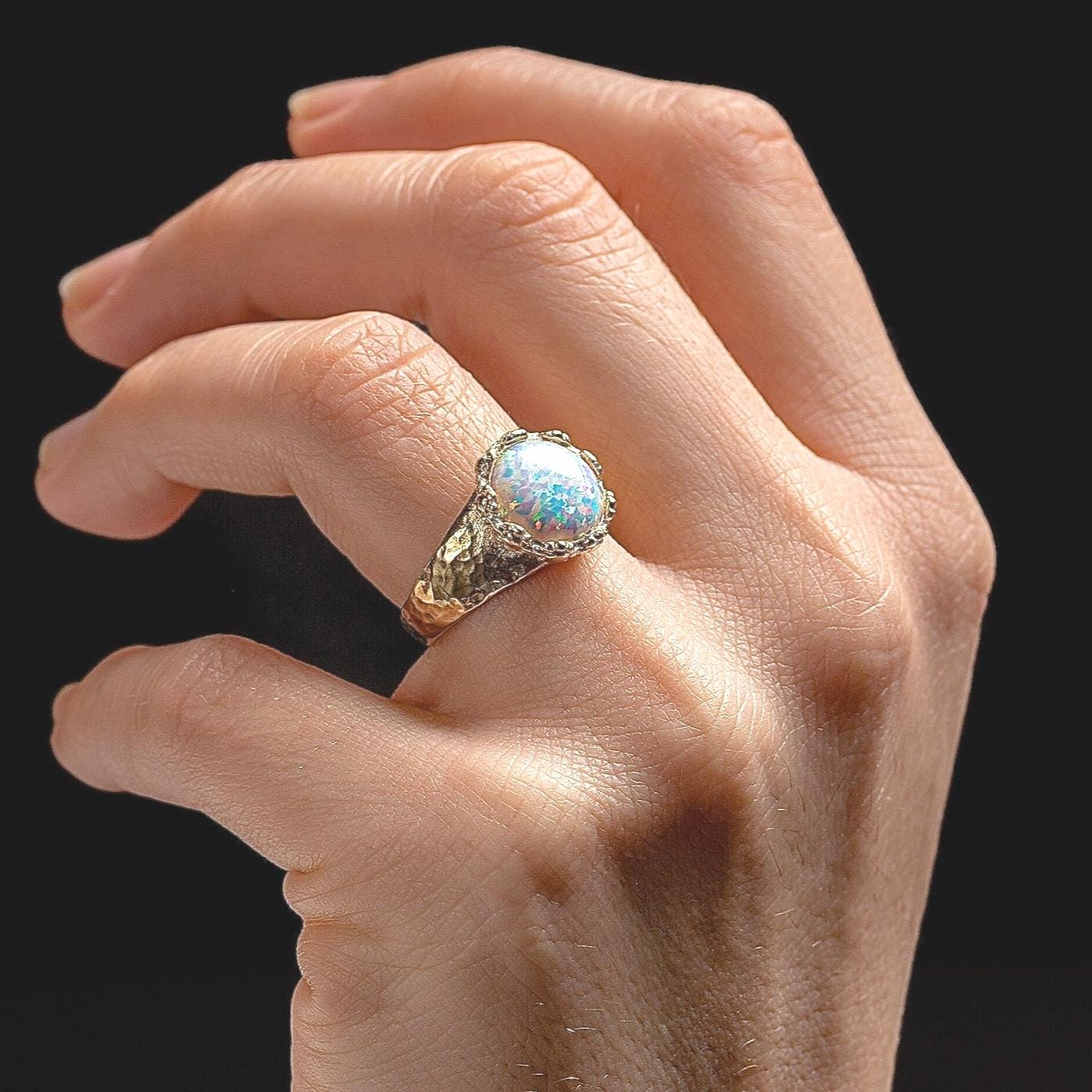 טבעת זהב אופל גדולה, טבעת זהב אופל לבן משובצת רקוע