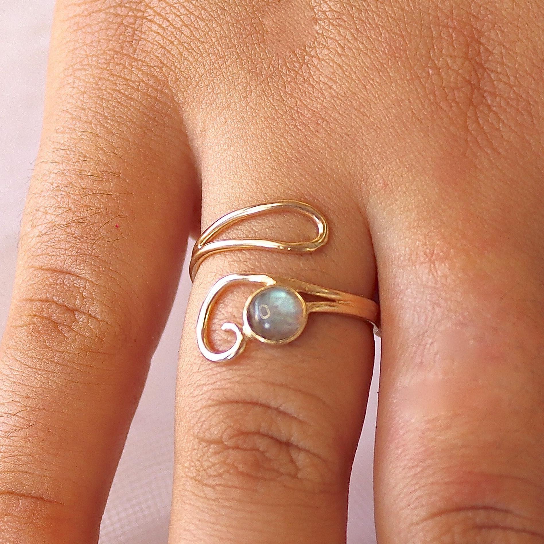 טבעת זהב 14 קראט משובצת ברדוריט מתכווננת