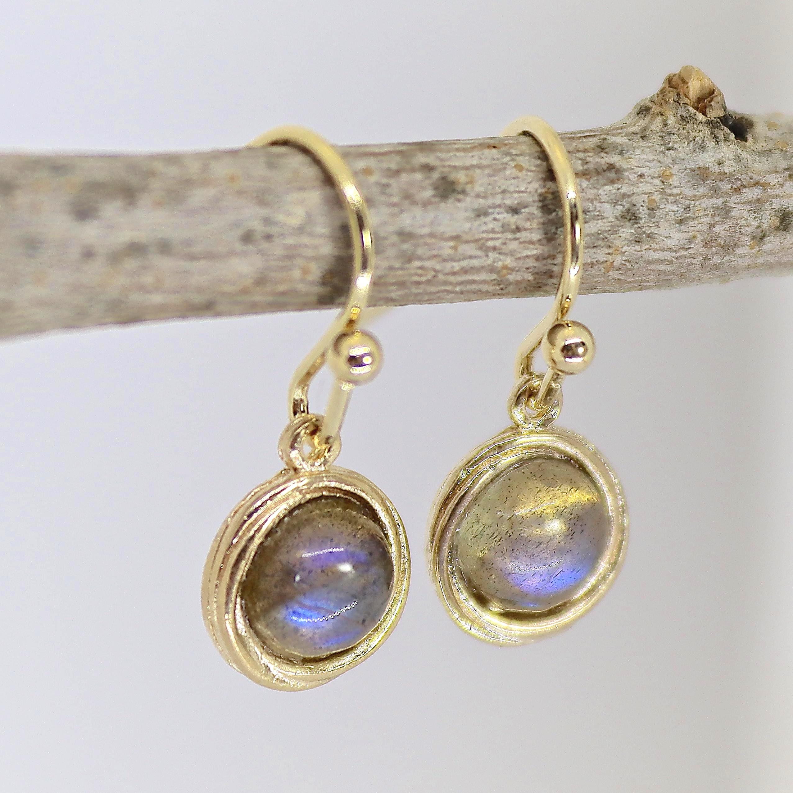 עגילי זהב קטנים תלויים משובצים ברדוריט, עגילי אבן לידה