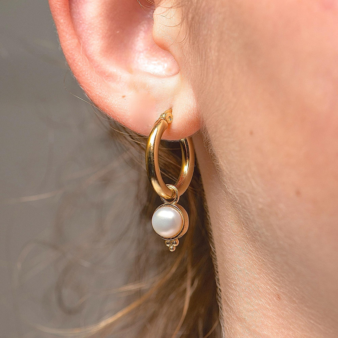 עגילי חישוק מזהב 14 קראט משובצים פנינים