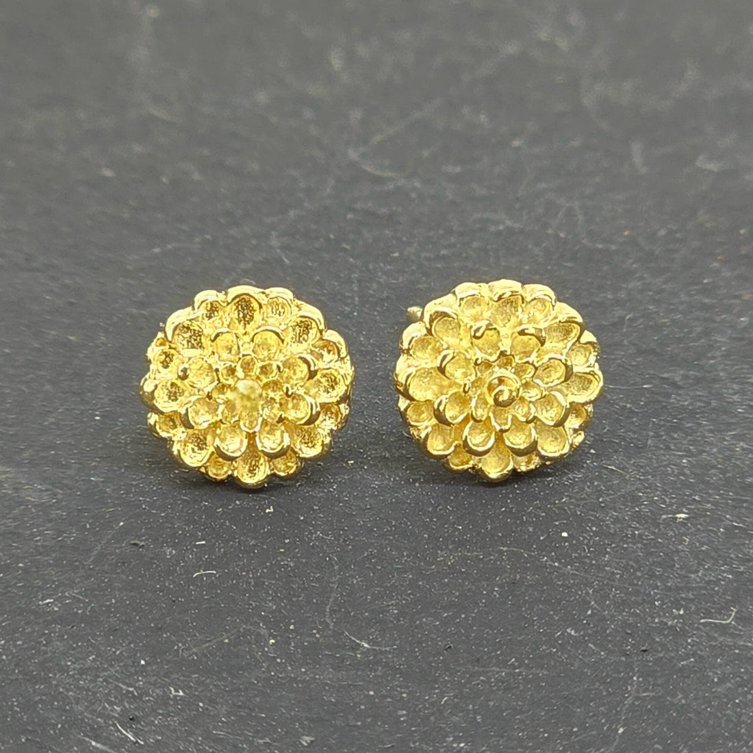 עגילי פרח דליה מזהב 14 קראט: תכשיטי מנדלה בעבודת יד