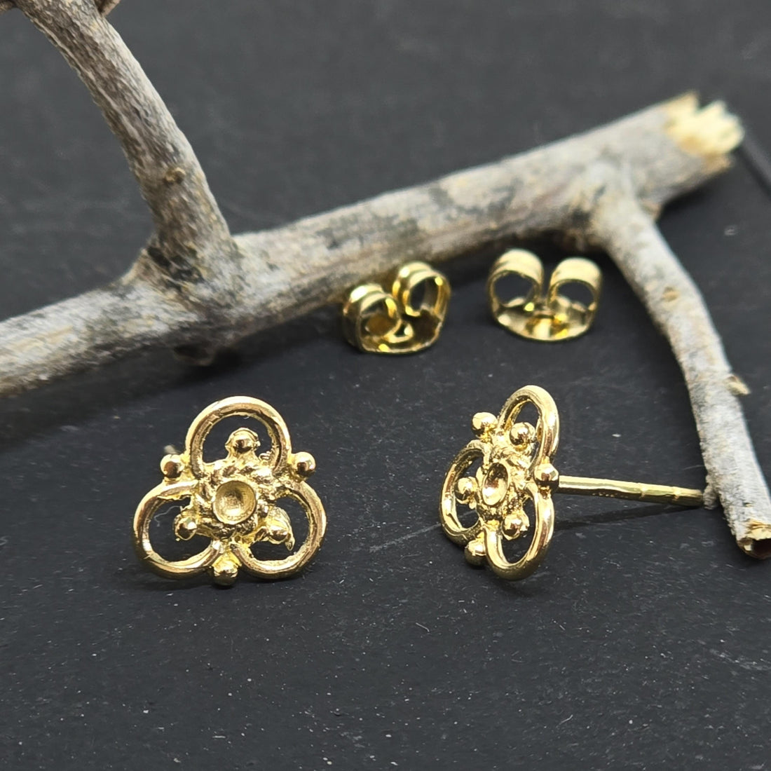 עגילי פרחים צמודים מזהב 14 קראט