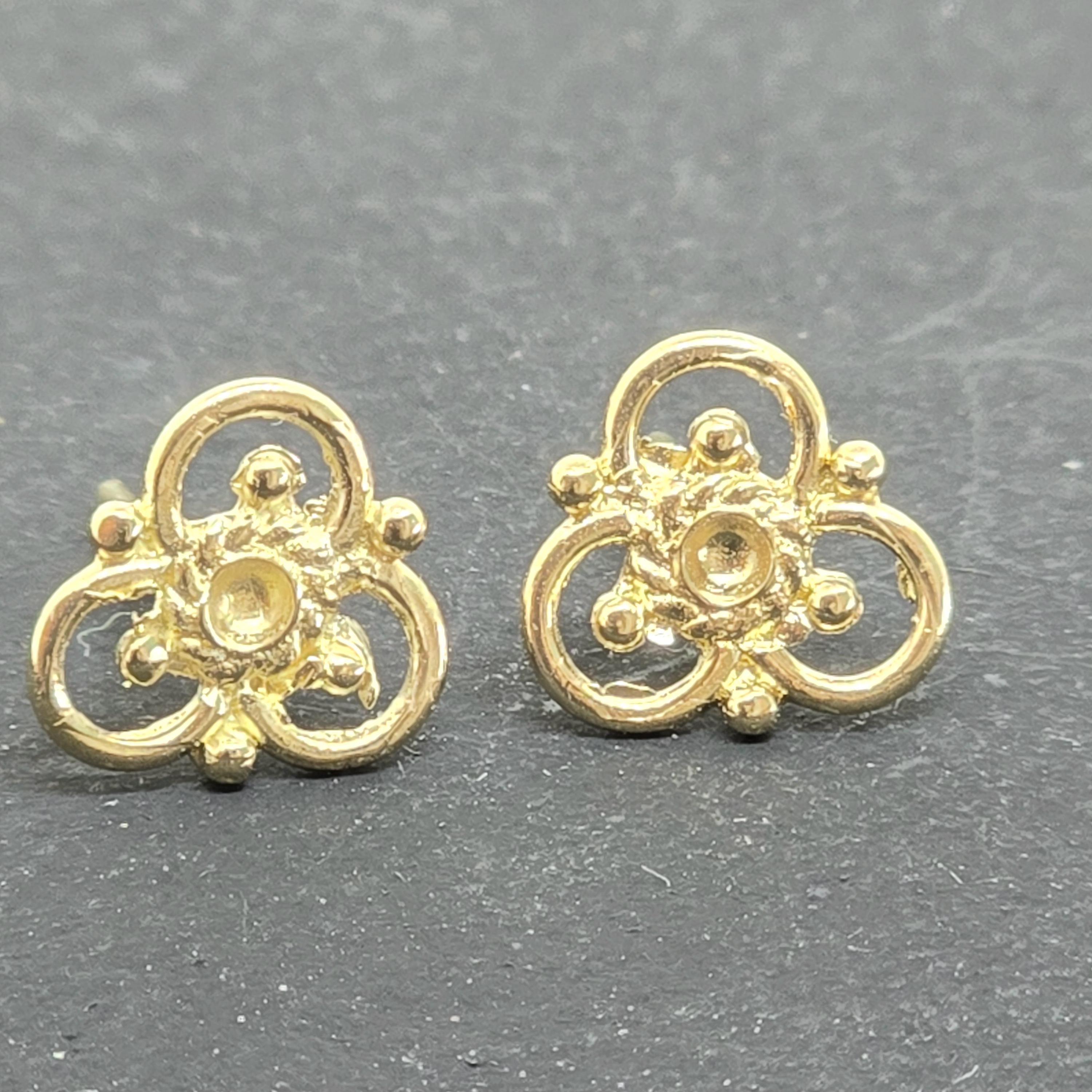 עגילי פרחים צמודים מזהב 14 קראט