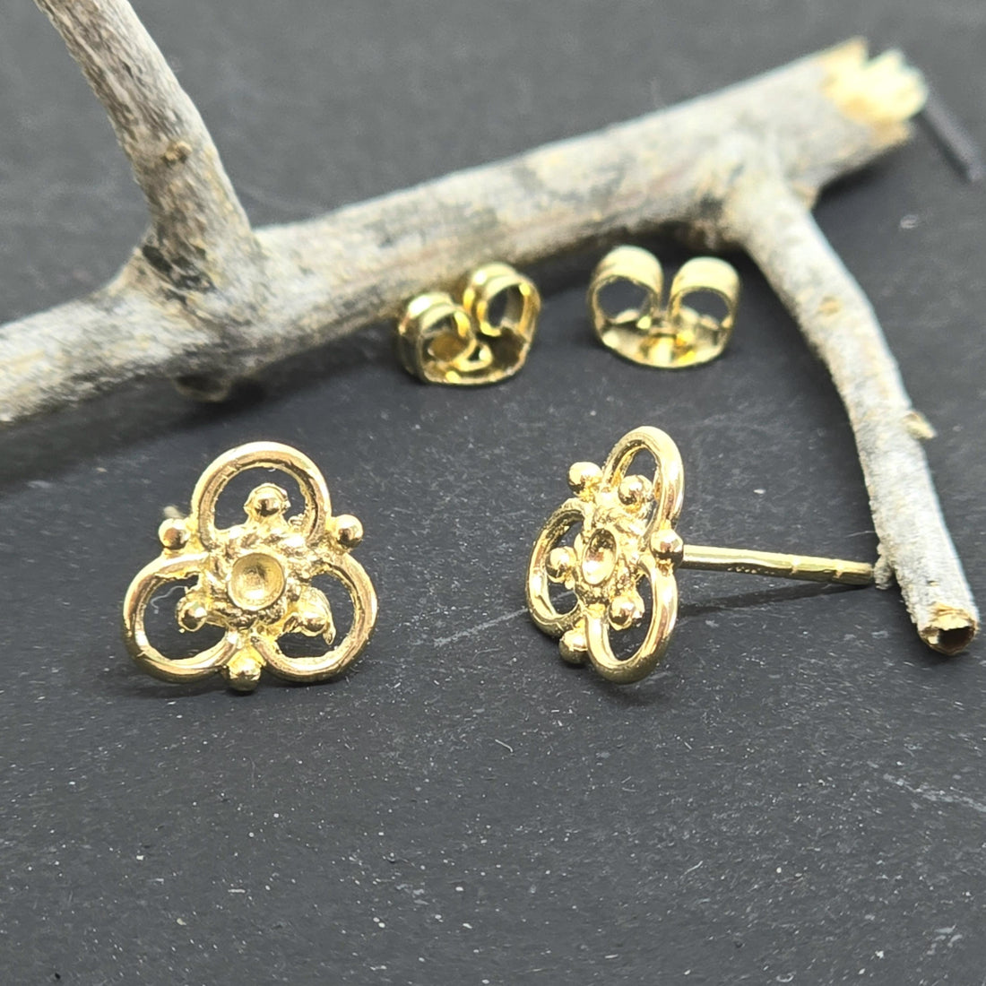 עגילי פרחים צמודים מזהב 14 קראט