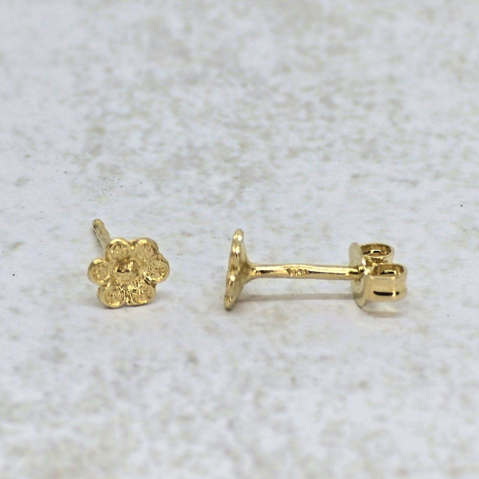 עגילי פרחים זעירים מזהב 14 קראט, עגילי זהב מלא