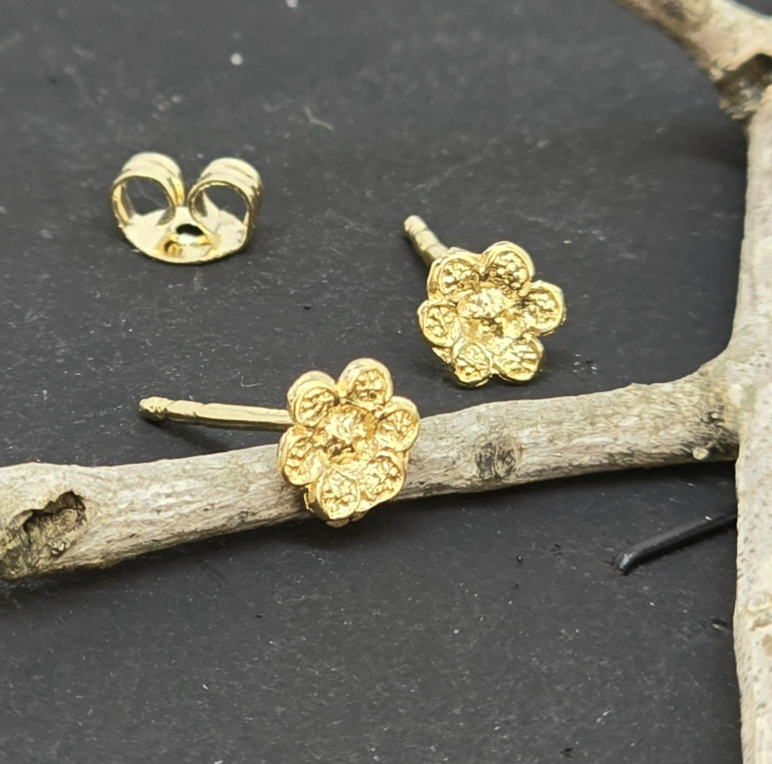 עגילי פרחים זעירים מזהב 14 קראט, עגילי זהב מלא