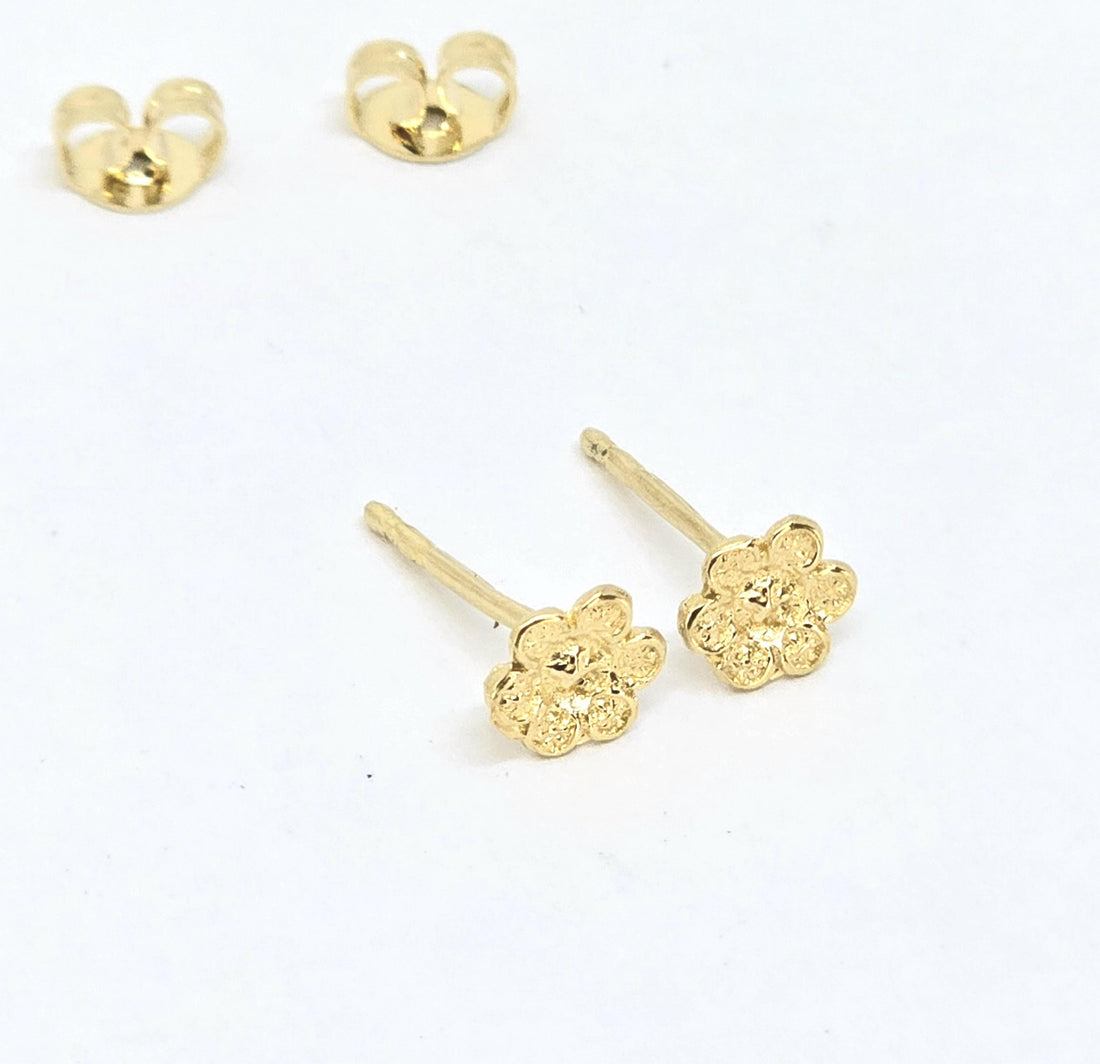 עגילי פרחים זעירים מזהב 14 קראט, עגילי זהב מלא