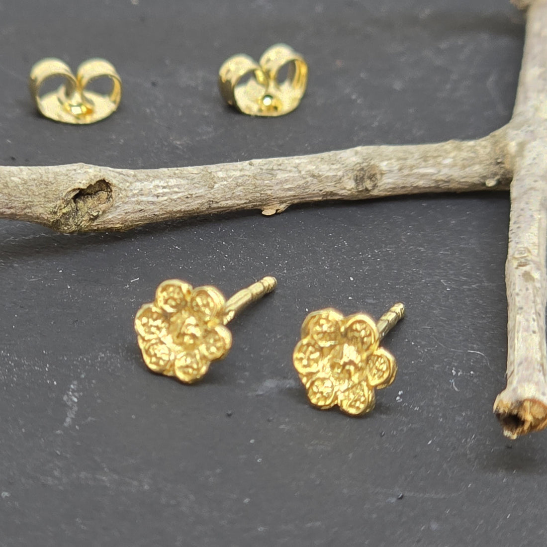 עגילי פרחים זעירים מזהב 14 קראט, עגילי זהב מלא