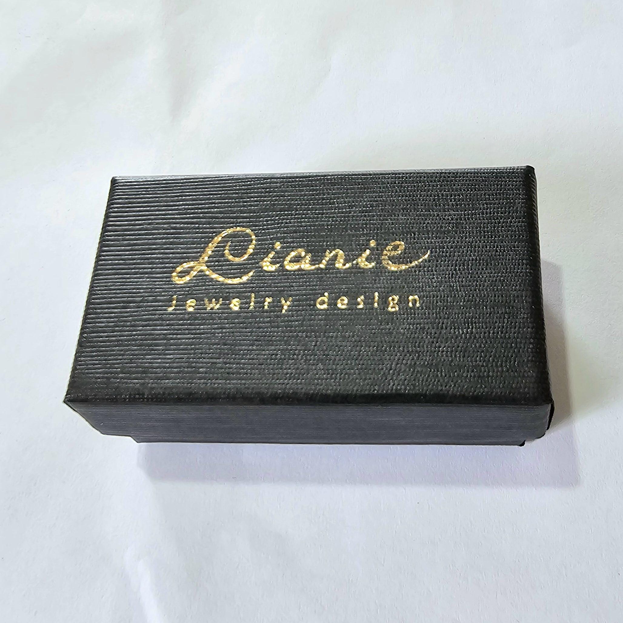 עגילי זהב 14 קראט משובצים בצורת מצפן