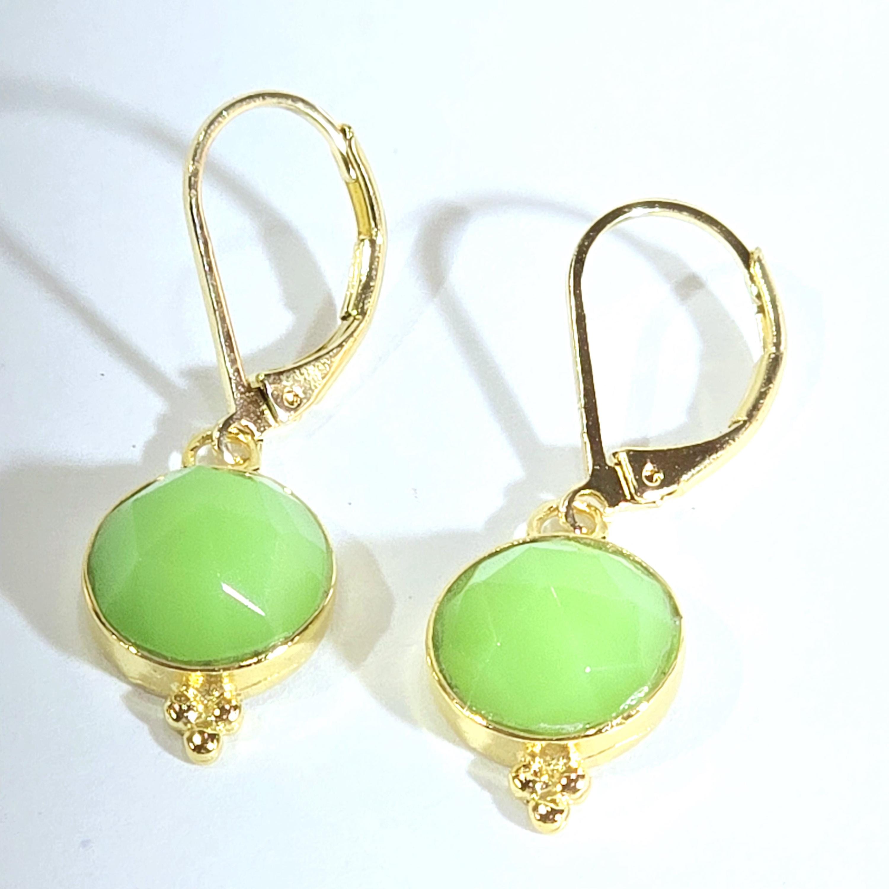עגילי טיפה תלויים משובצים בזהב ירקן ירוק 14 קראט
