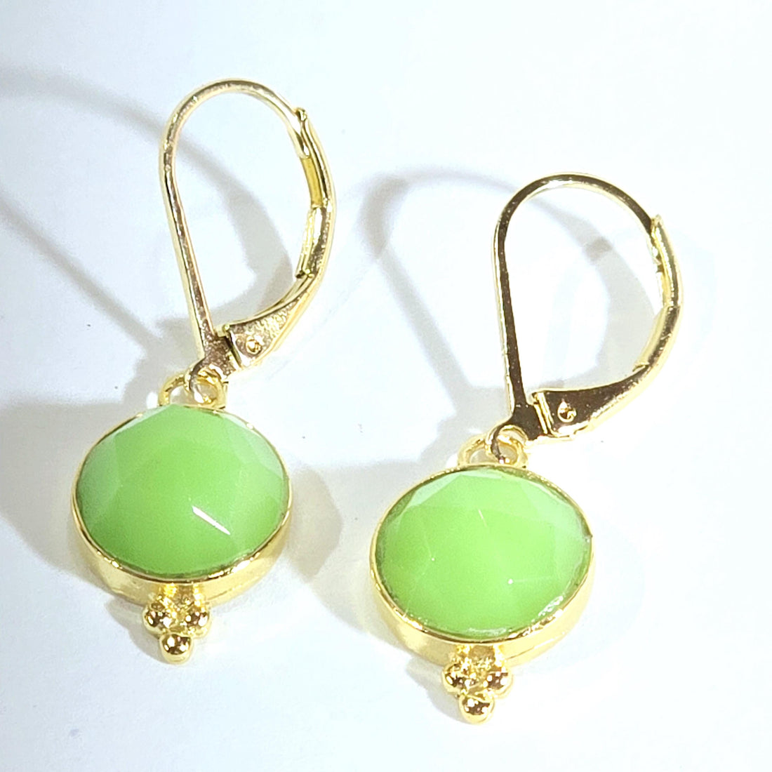 עגילי זהב ירוקים עגולים משובצים באבן ירקן