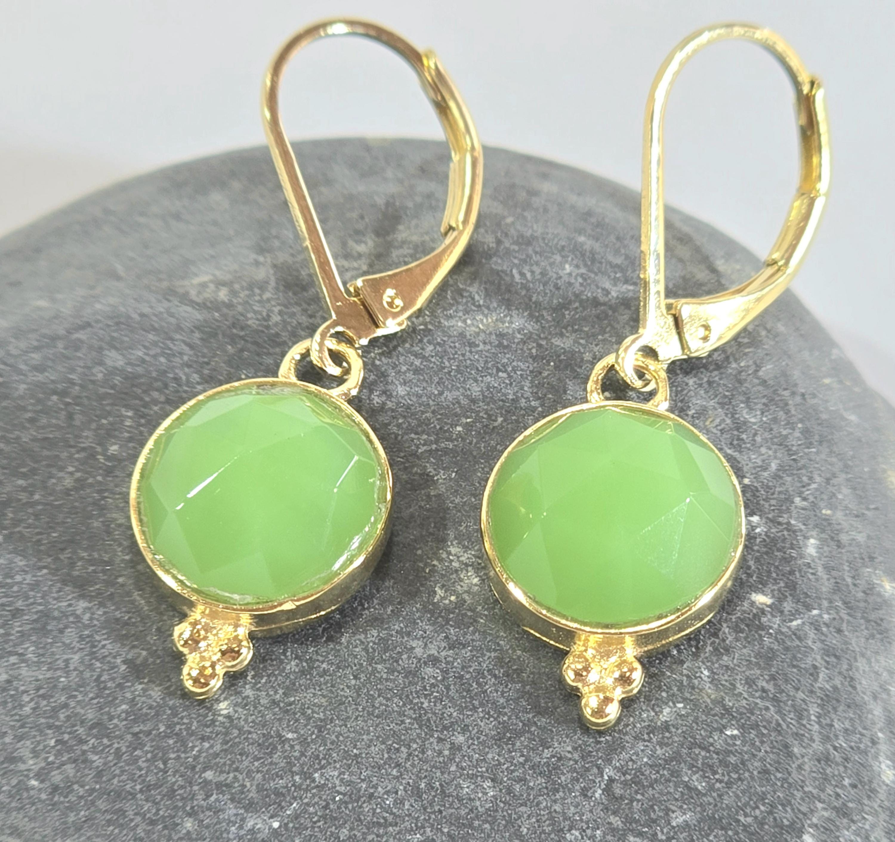 עגילי טיפה תלויים משובצים בזהב ירקן ירוק 14 קראט