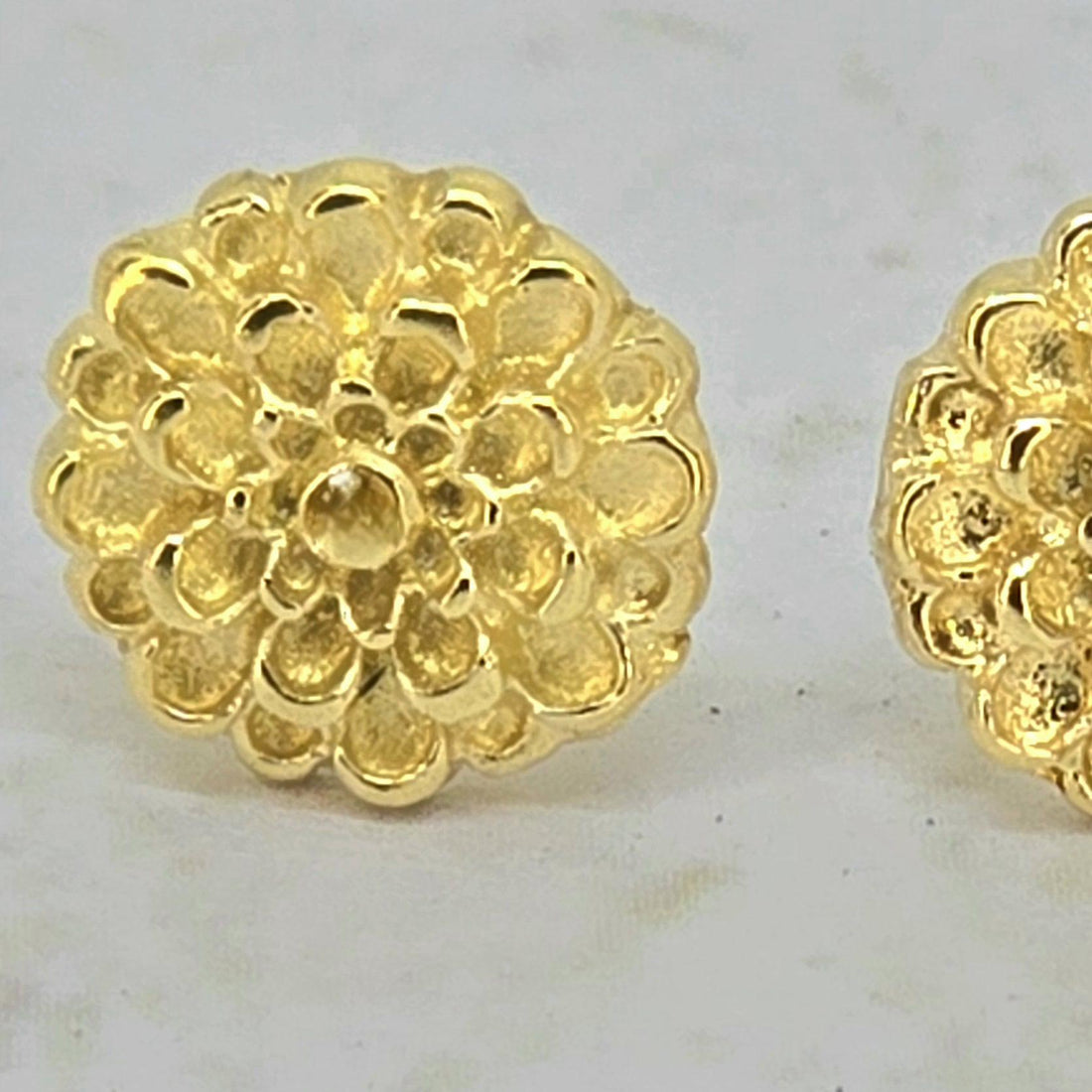 עגילי פרח דליה מזהב 14 קראט: תכשיטי מנדלה בעבודת יד