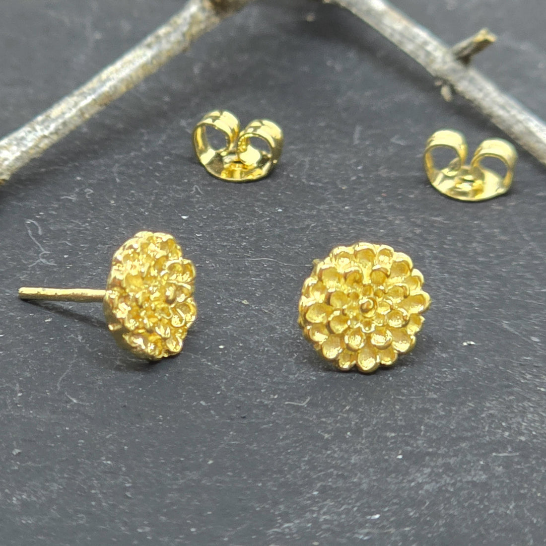 עגילי פרח דליה מזהב 14 קראט: תכשיטי מנדלה בעבודת יד