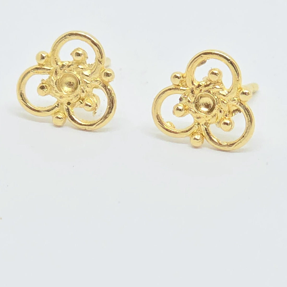 עגילי פרחים צמודים מזהב 14 קראט