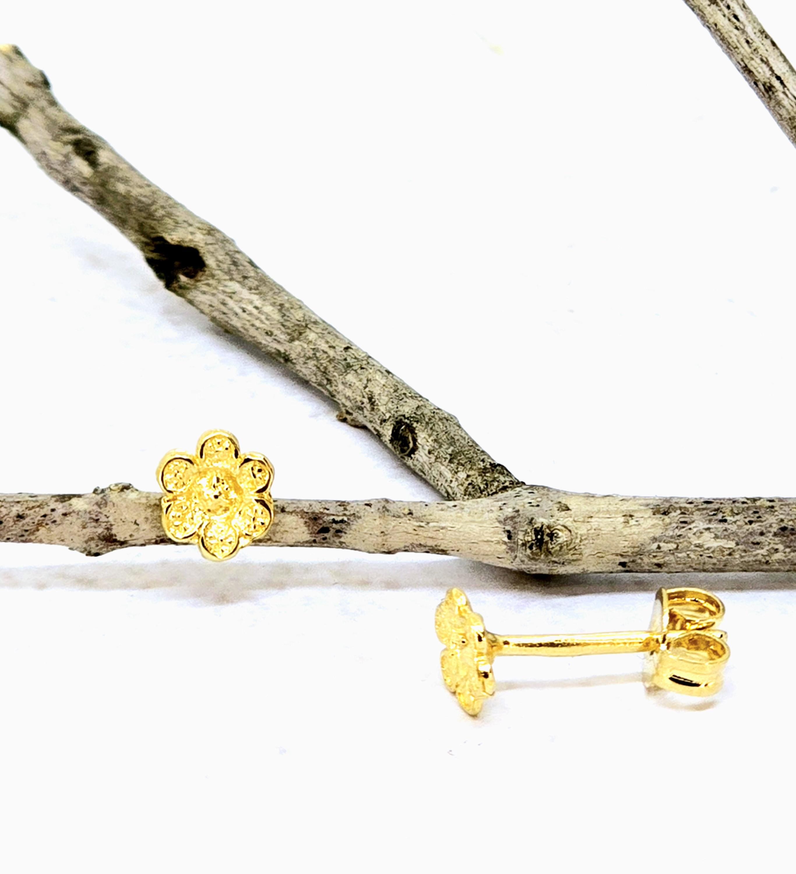 עגילי פרחים זעירים מזהב 14 קראט, עגילי זהב מלא