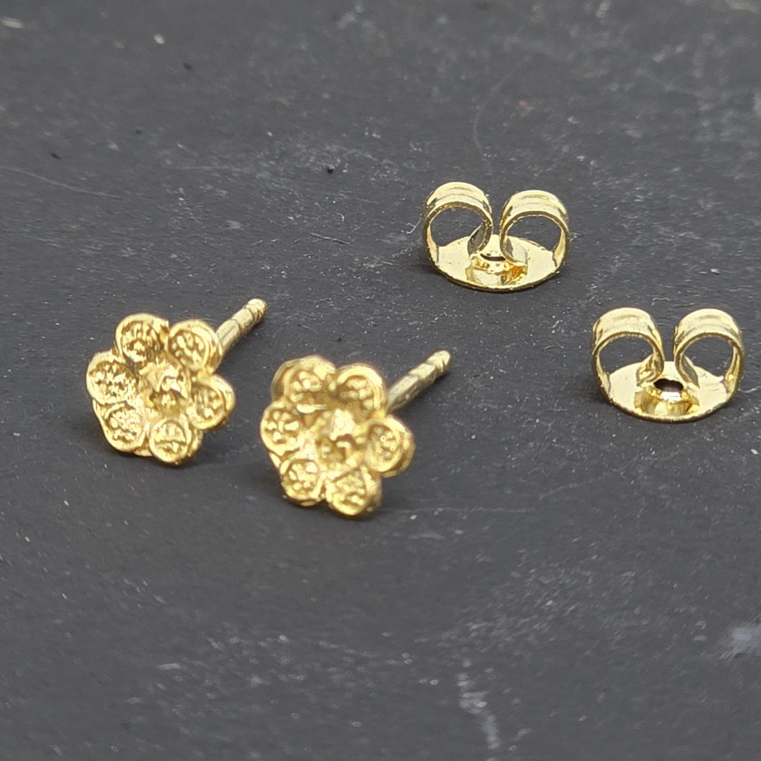 עגילי פרחים זעירים מזהב 14 קראט, עגילי זהב מלא