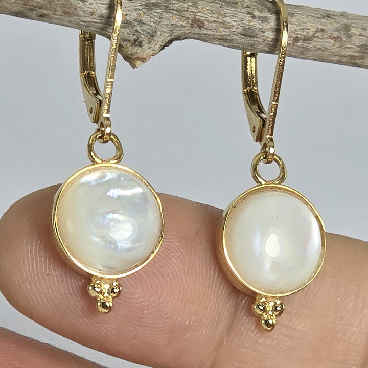 עגילי זהב 14 קראט עם אם פנינה - עיצוב טיפה עגולה