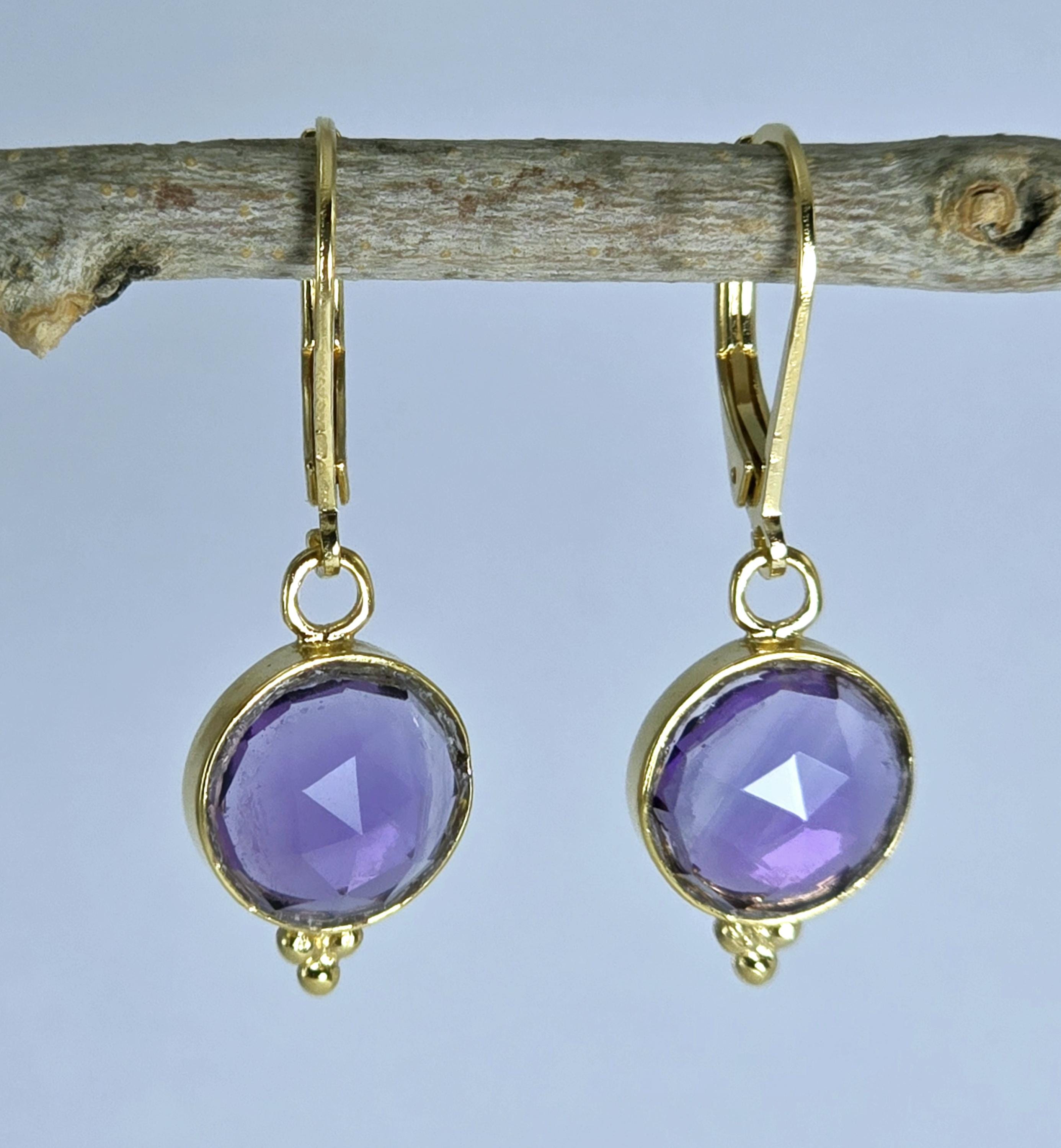 עגילי זהב עגולים משובצים באמטיסט