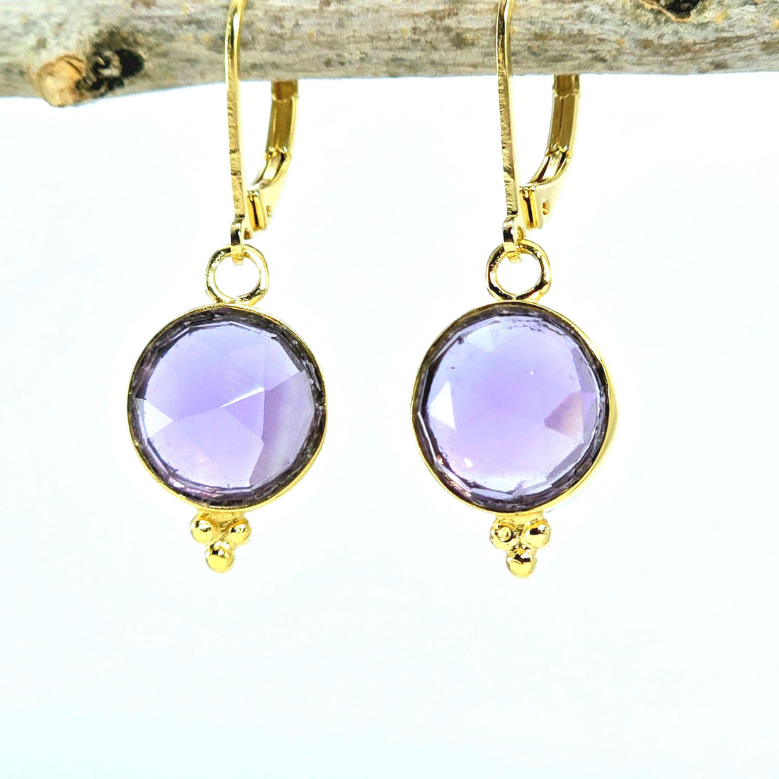 עגילי זהב עגולים משובצים באמטיסט