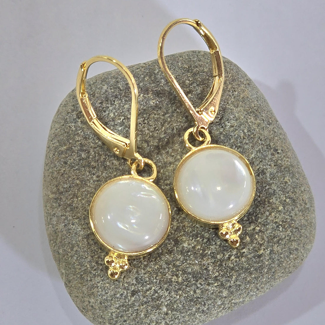 עגילי זהב עגולים עם אם פנינה