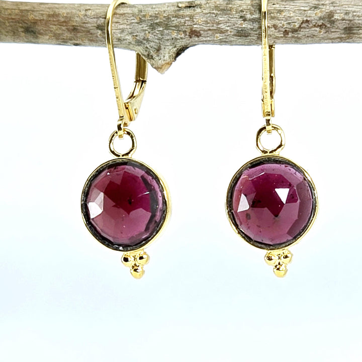 עגילי זהב 14 קראט עגולים משובצים בגרנט